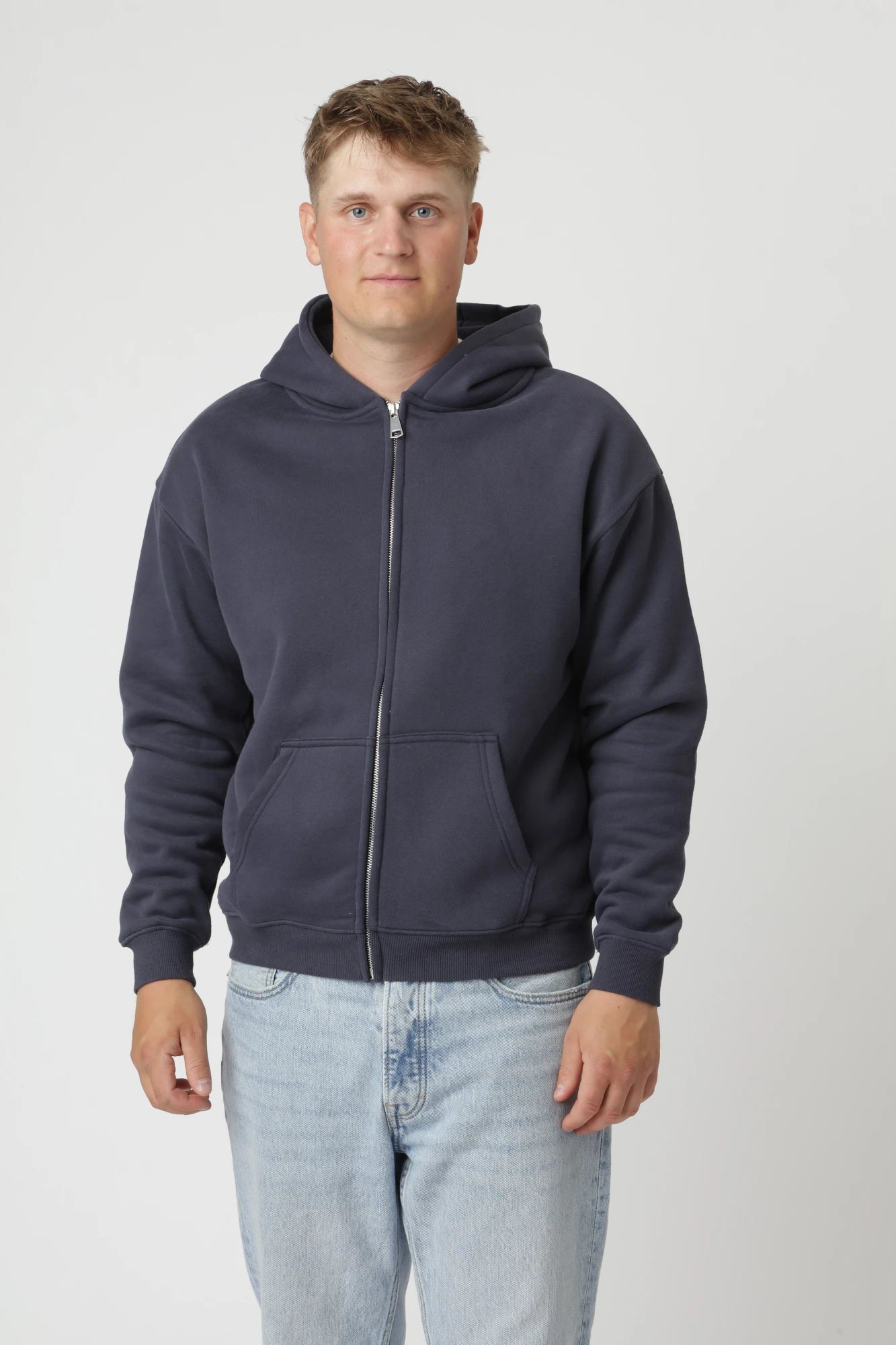 Navy premium zip-up hoodie med regular fit og afslappet pasform til hverdagsbrug