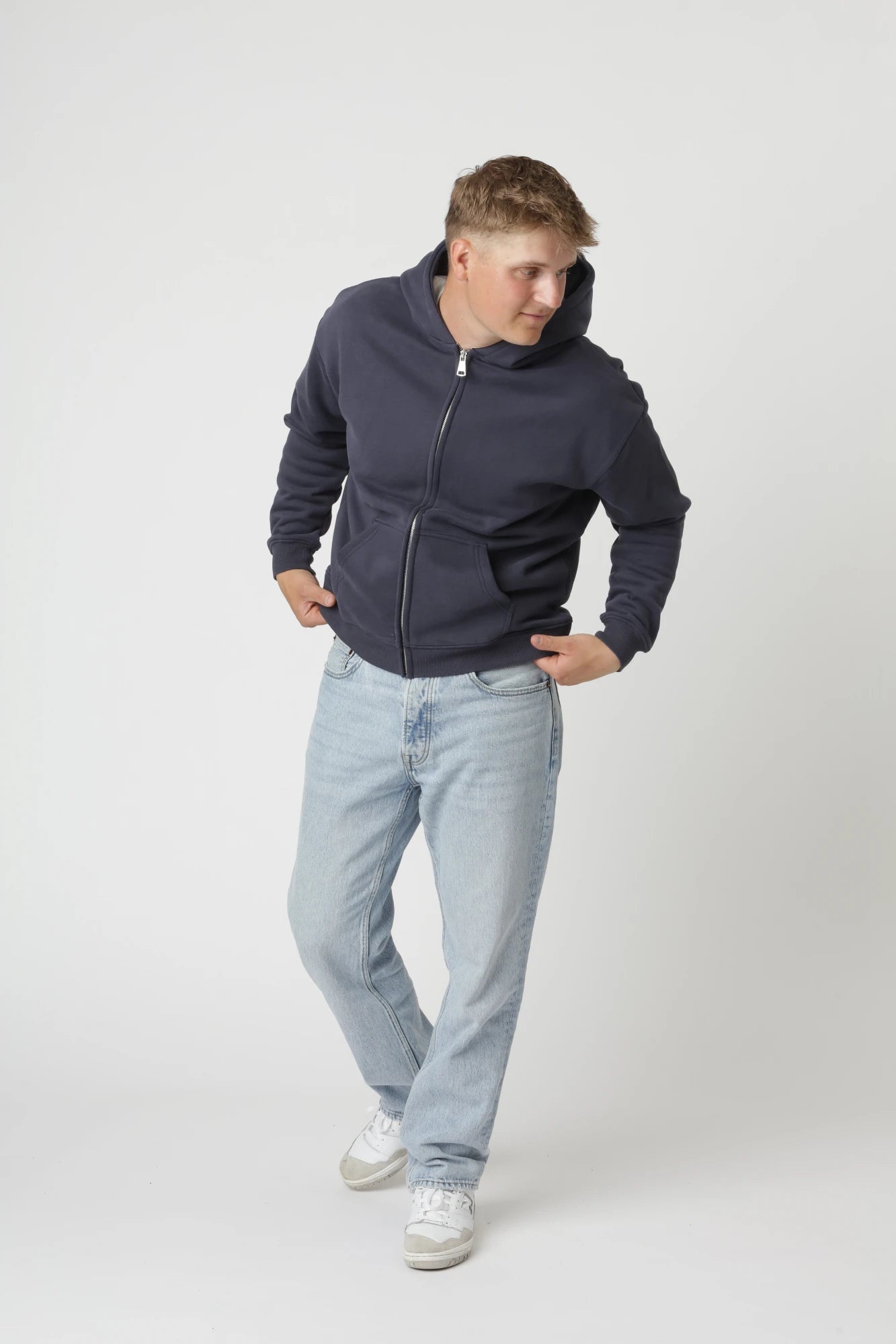 Navy premium zip-up hoodie med hætte og minimalistisk design til alle sæsoner