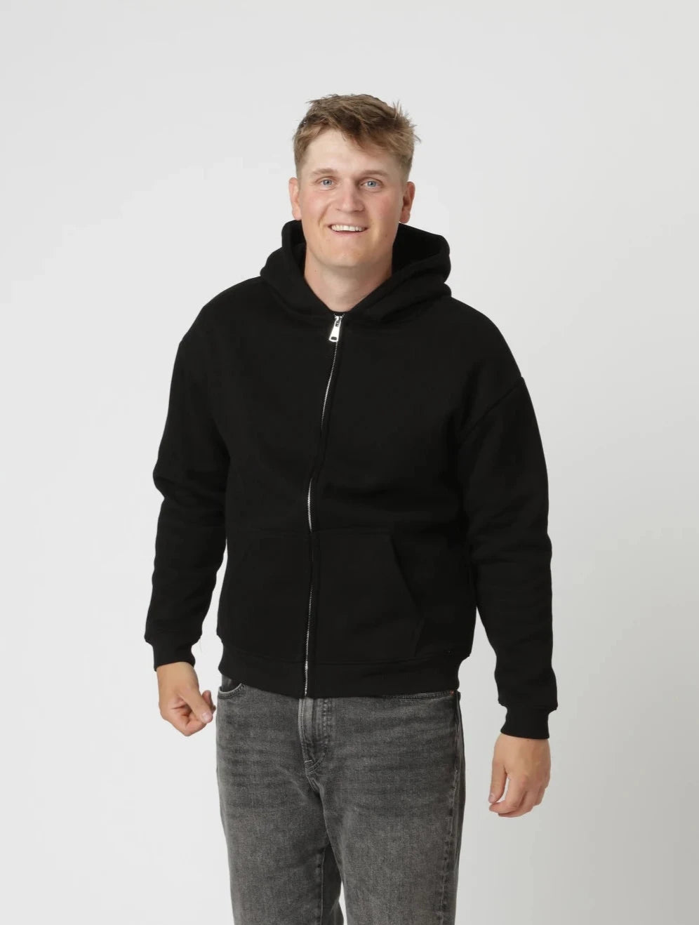 Premium zip-up hoodie i farven sort med tidløst design og høj komfort