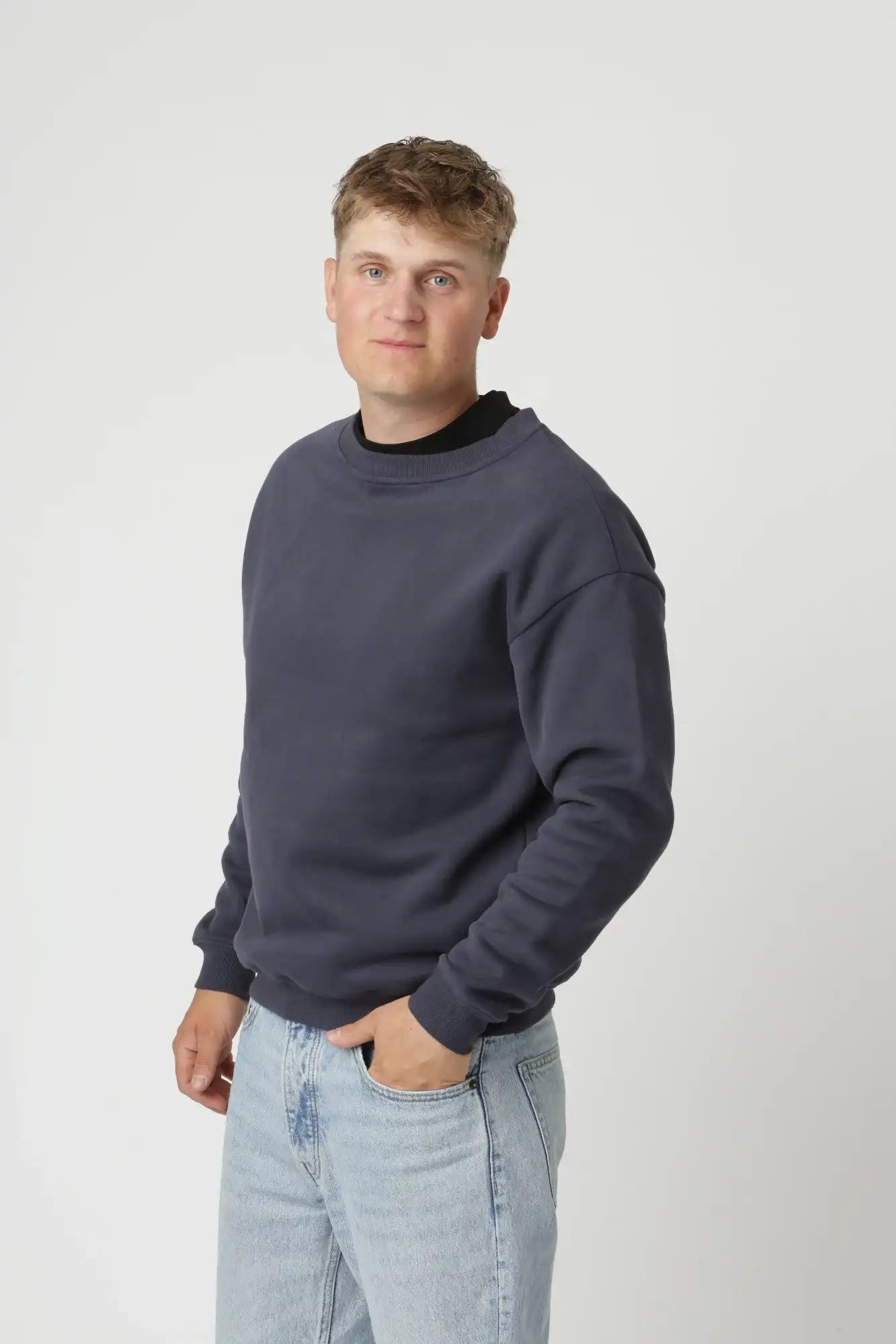 Premium sweatshirt i farven Navy med tidløs stil, velegnet til jeans, chinos og shorts