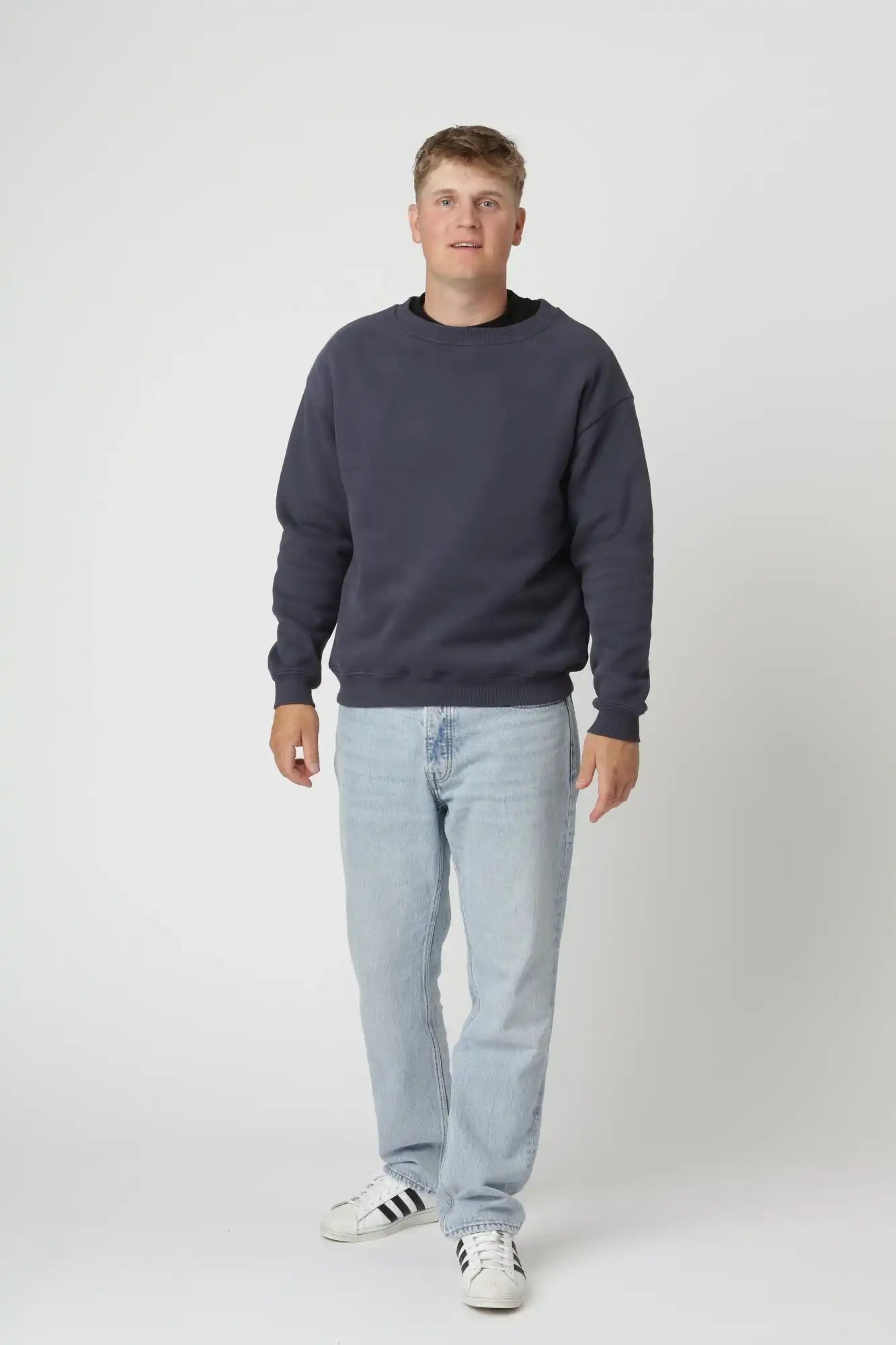 Premium sweatshirt i farven Navy med klassisk marineblå farve og alsidig garderobestil