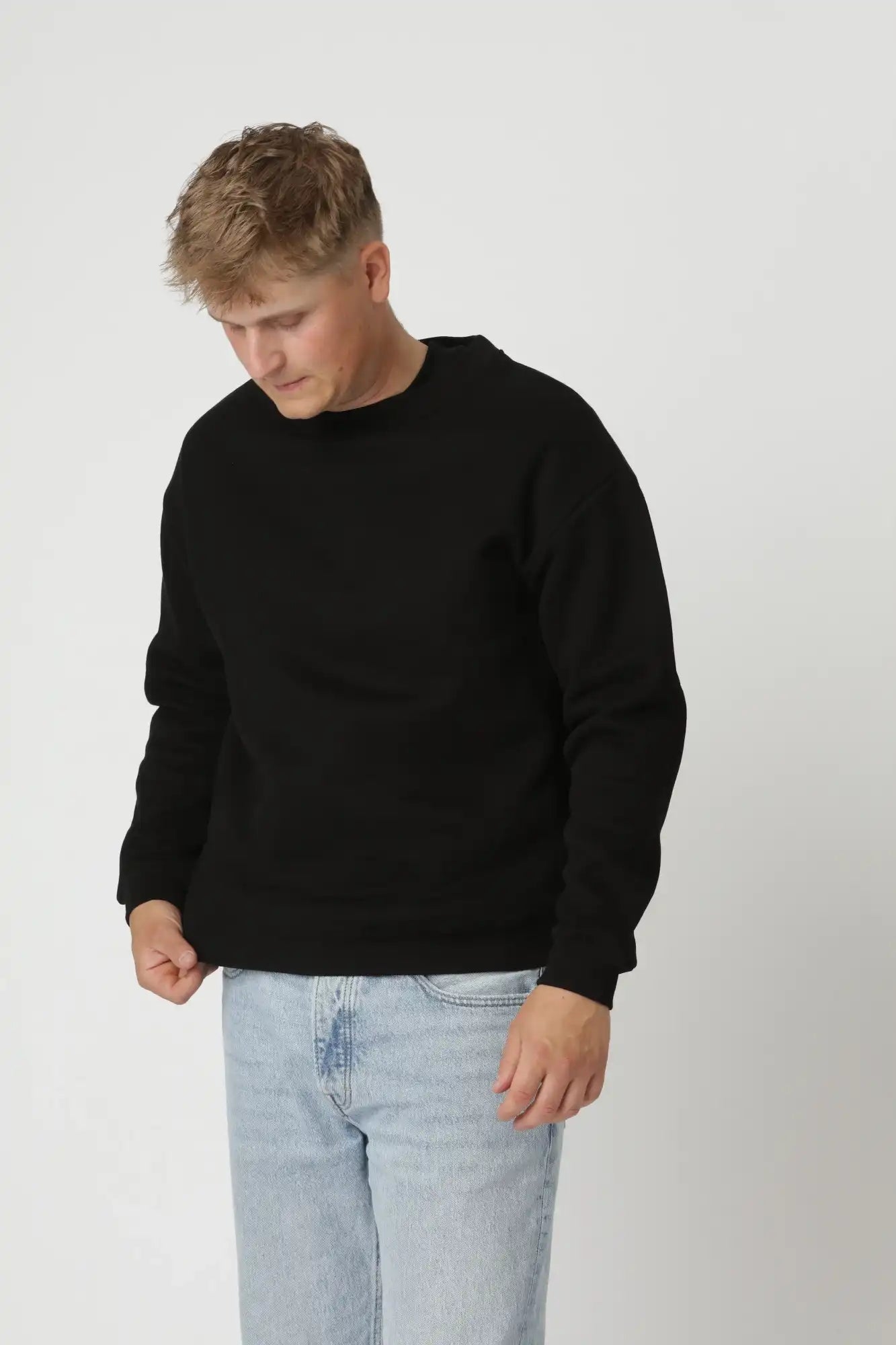 Premium sweatshirt i farven Sort med tidløst design, velegnet til både hverdag og lag-på-lag