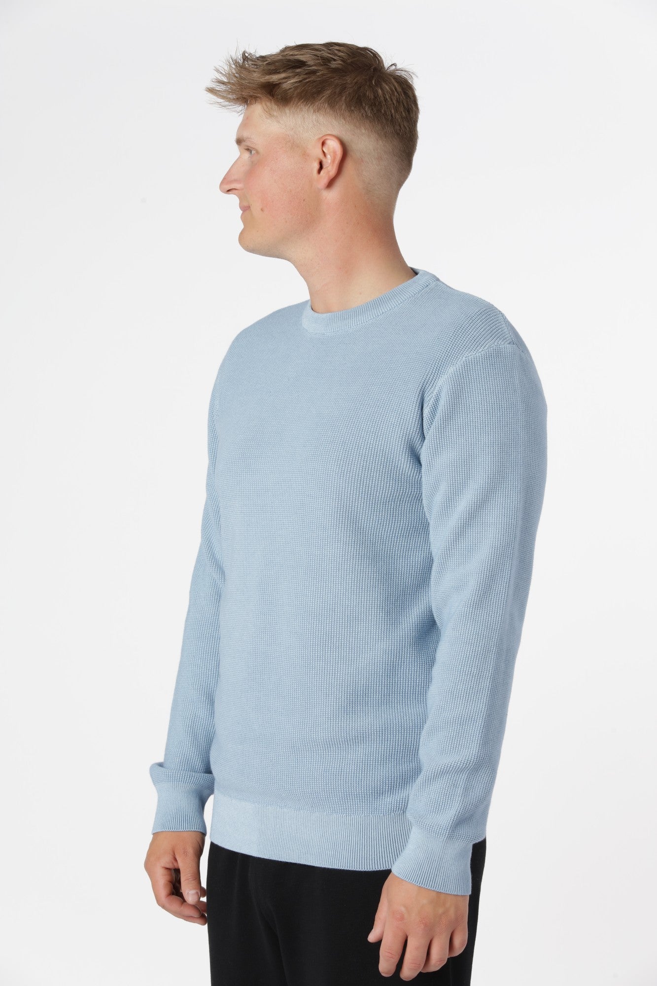 Striktrøje Fulham i farven Ashley Blue med robust materiale og flot fald i stoffet.
