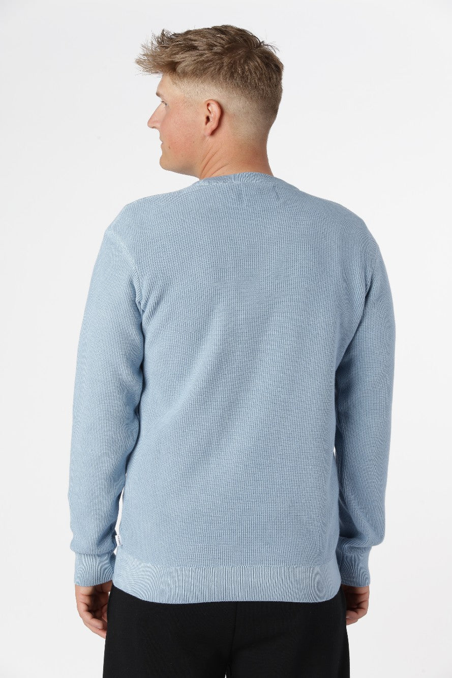 Striktrøje Fulham i farven Ashley Blue, nem at style til både casual og velklædte outfits.