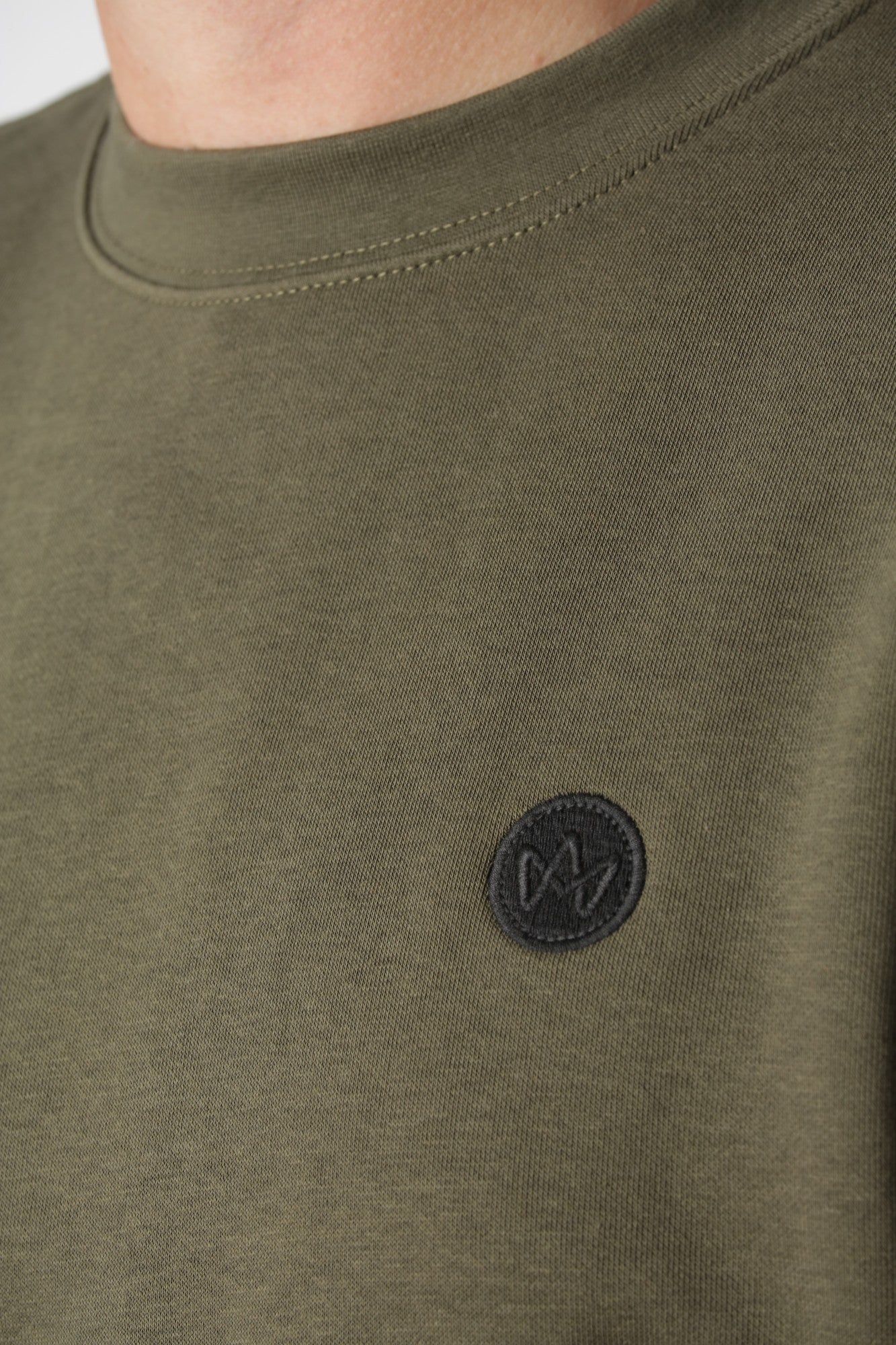 Kronstadt sweatshirt i Army med diskret broderi på brystet, som tilføjer et farverigt og stilbevidst touch.