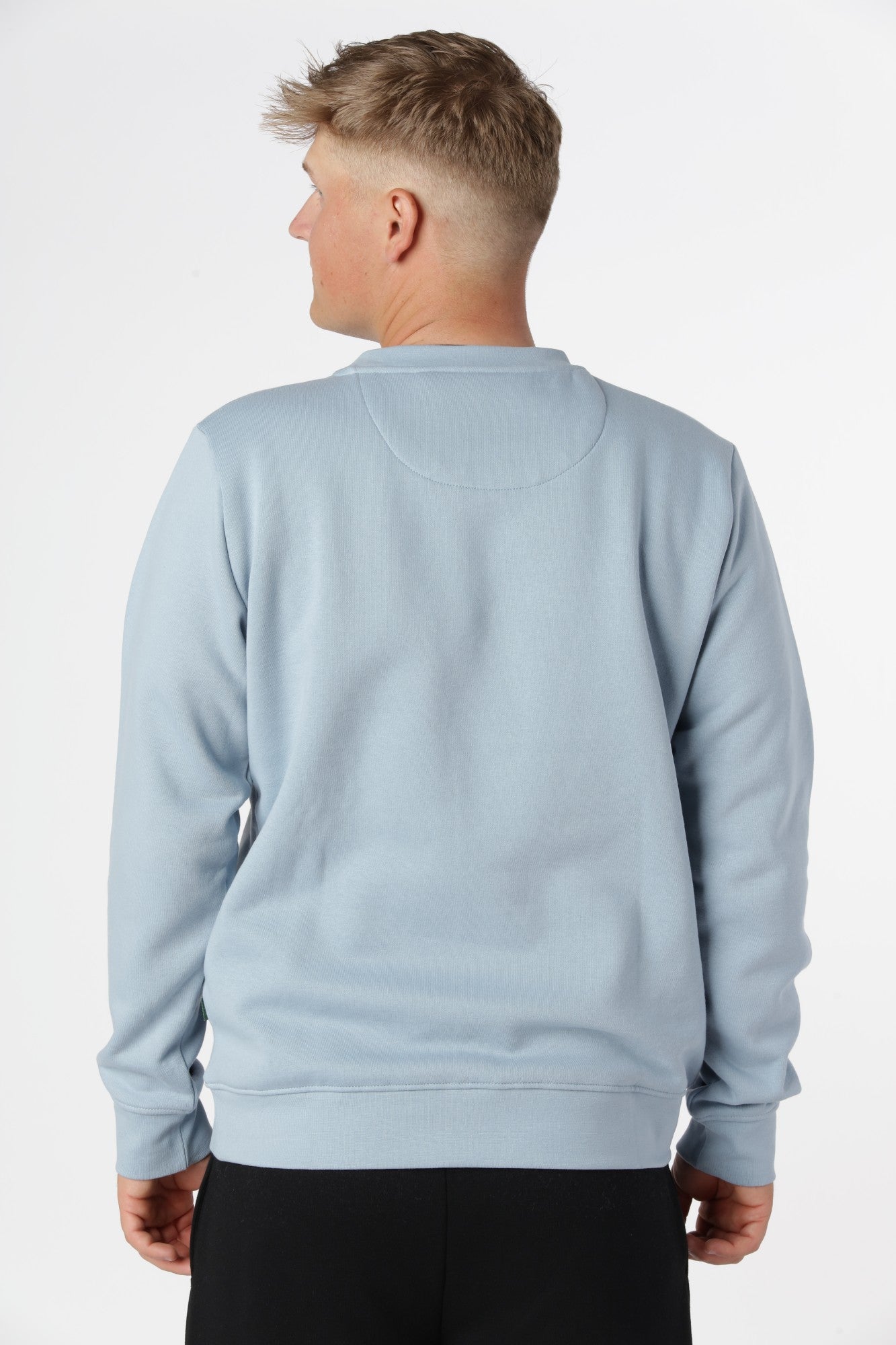 Kronstadt sweatshirt i Ashley Blue med afslappet pasform og tidløst design i afdæmpet lyseblå nuance.