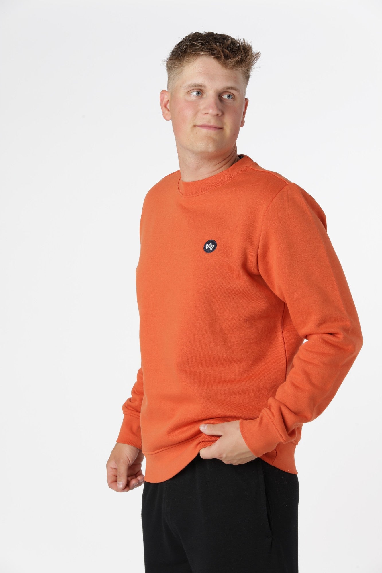 Sweatshirt Kronstadt i Burnt Ochre i økologisk bomuld og genanvendt polyester med blød og holdbar kvalitet.