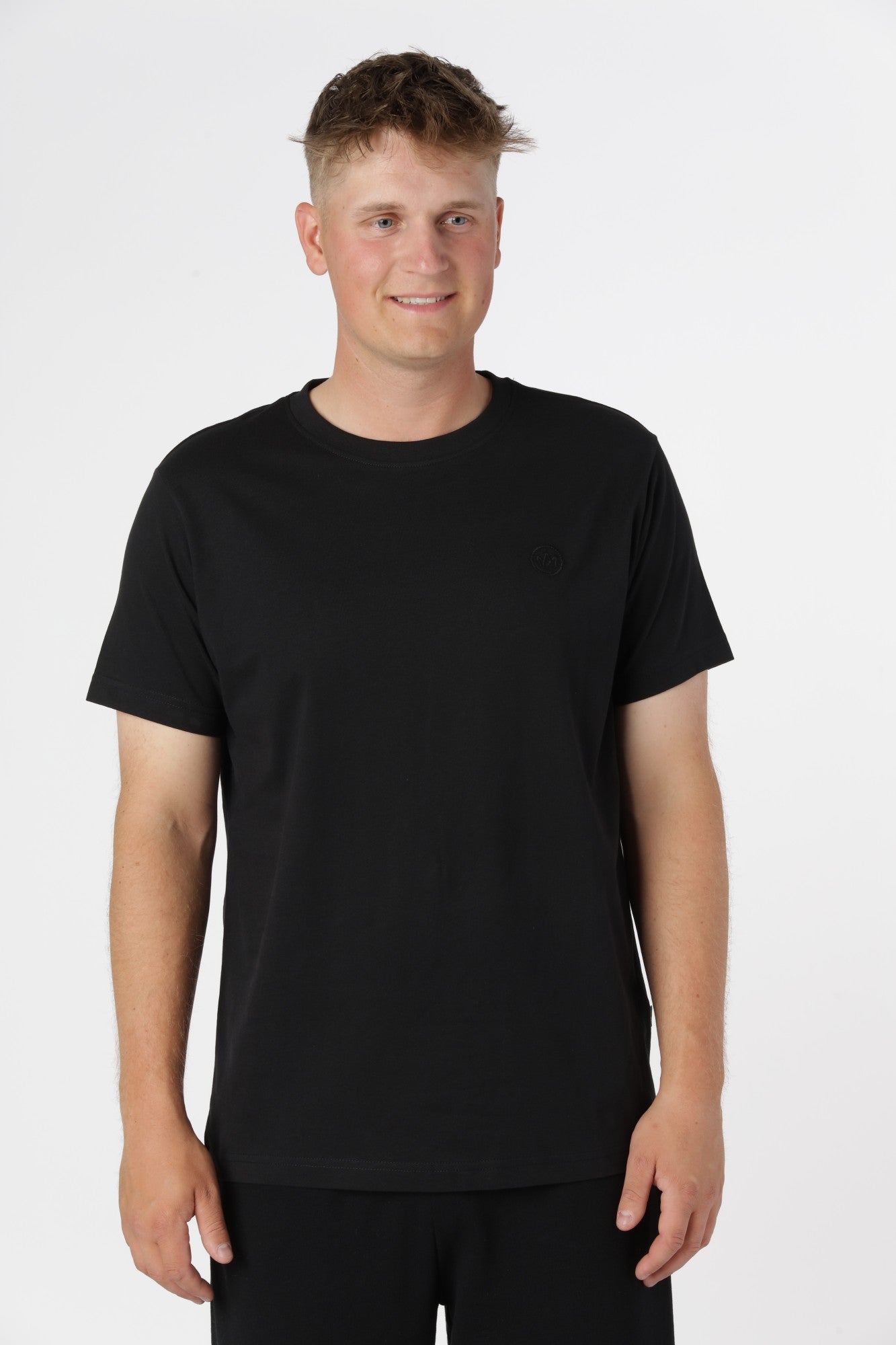 Sort Timmi t-shirt i blødt økologisk bomuld, perfekt til både afslappede og pæne outfits.