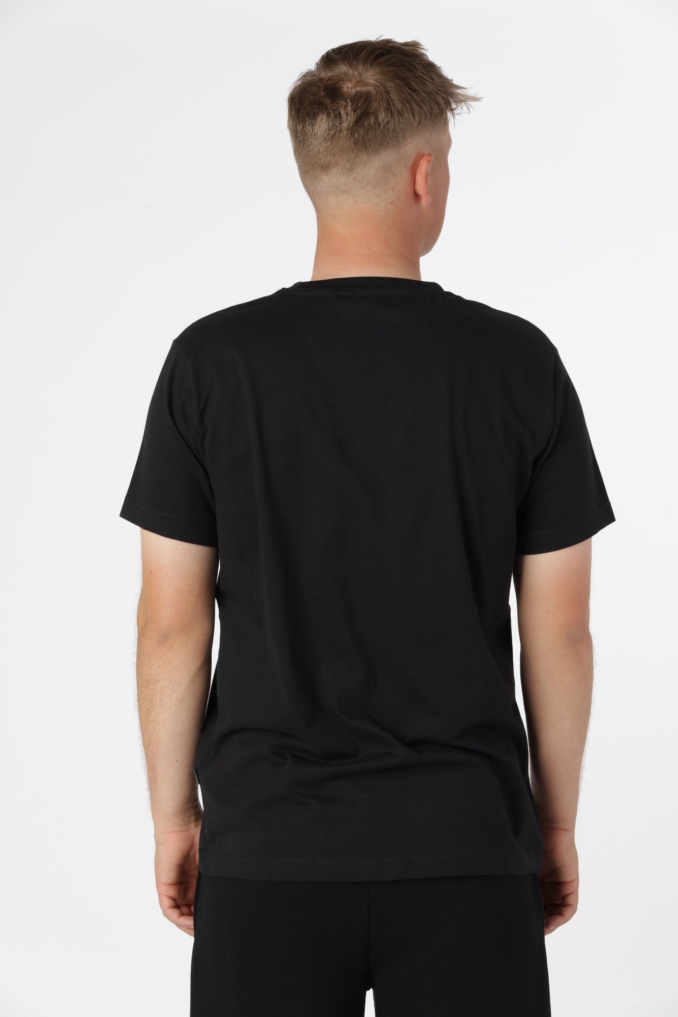 Klassisk og velsiddende sort Timmi t-shirt med behagelig komfort hele dagen.