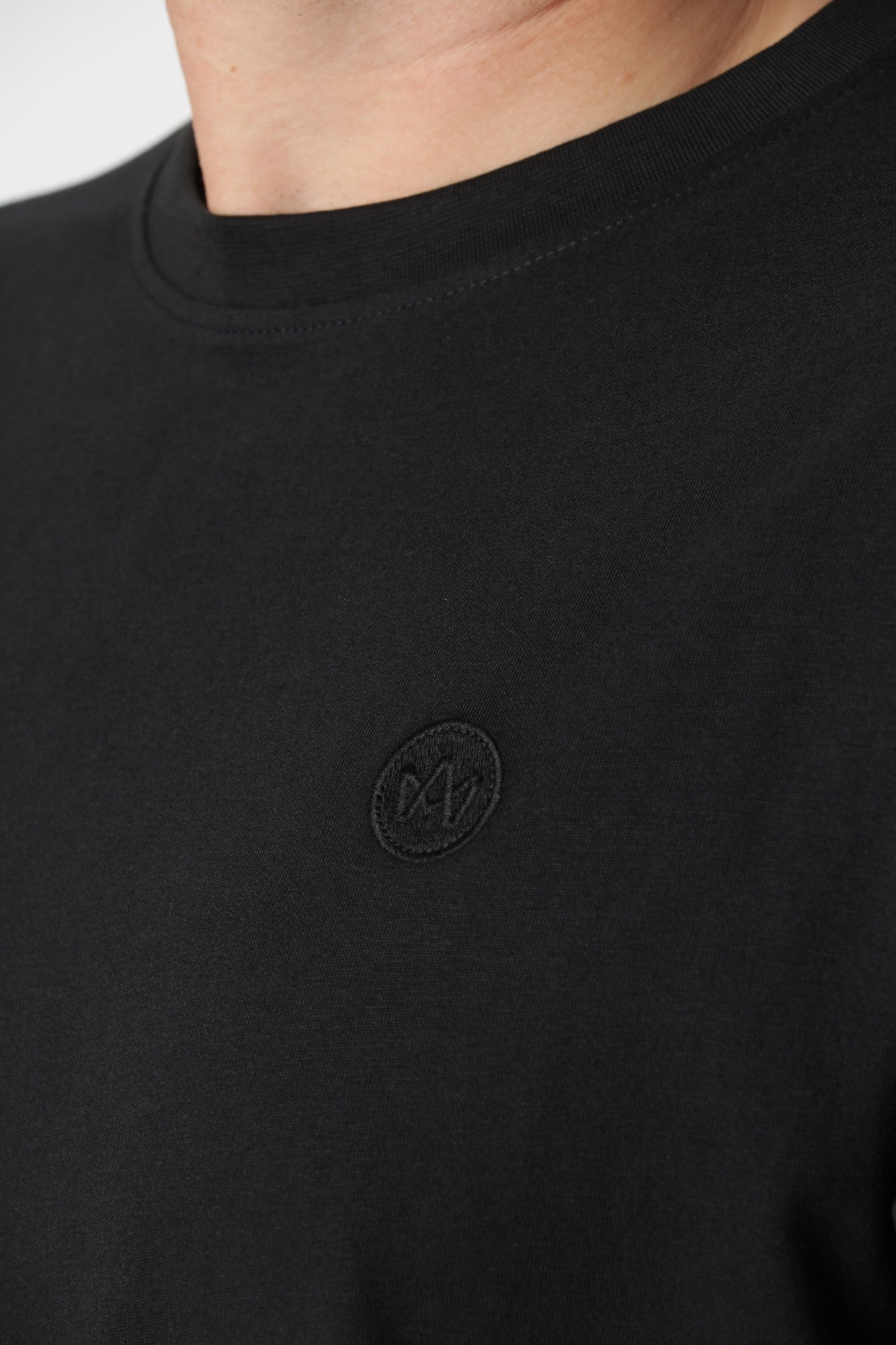 Tidløs og stilren sort Timmi t-shirt med minimalistisk skandinavisk design.