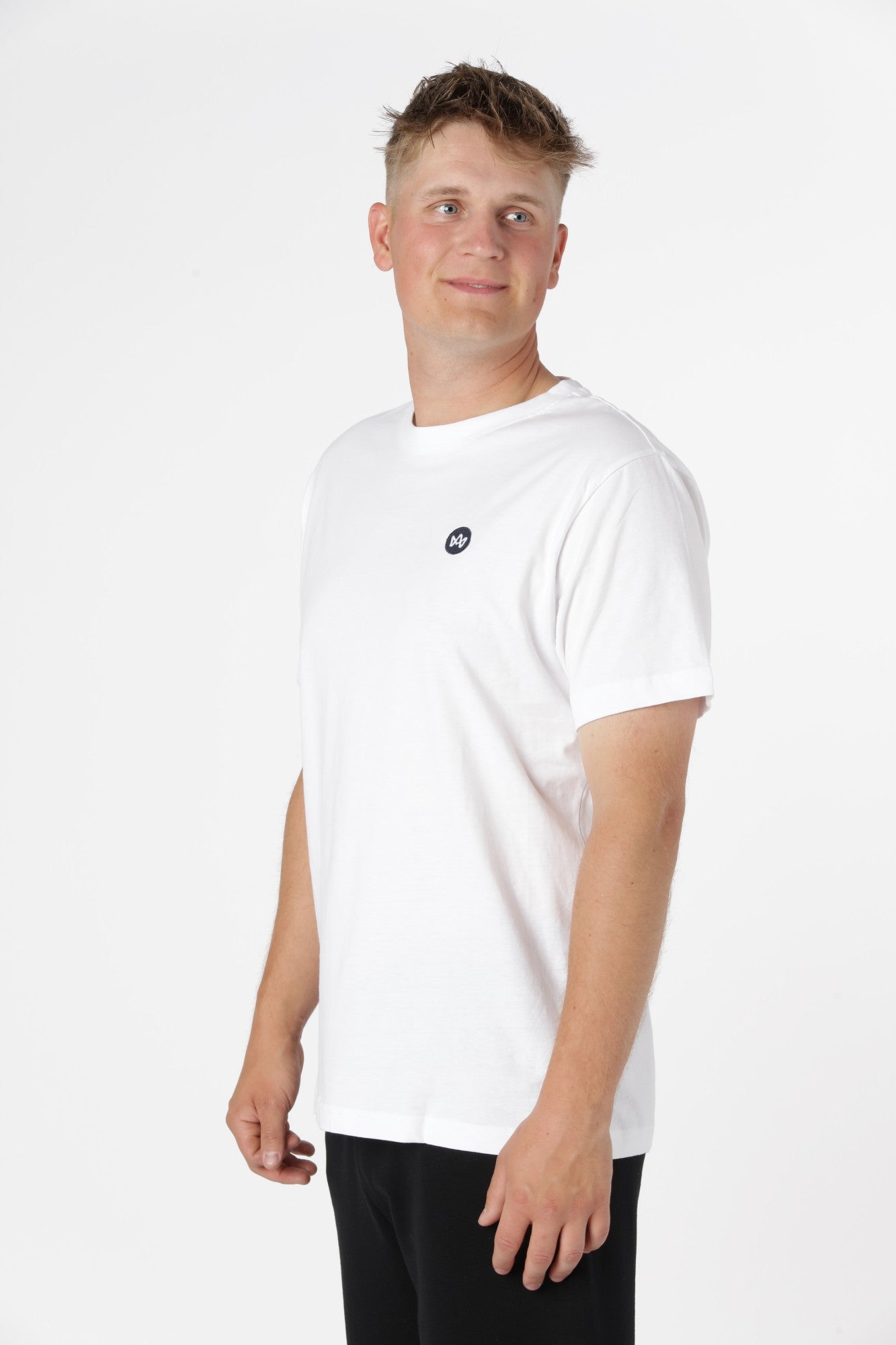 Elegant og stilren Timmi t-shirt i farven offwhite med minimalistisk skandinavisk design.