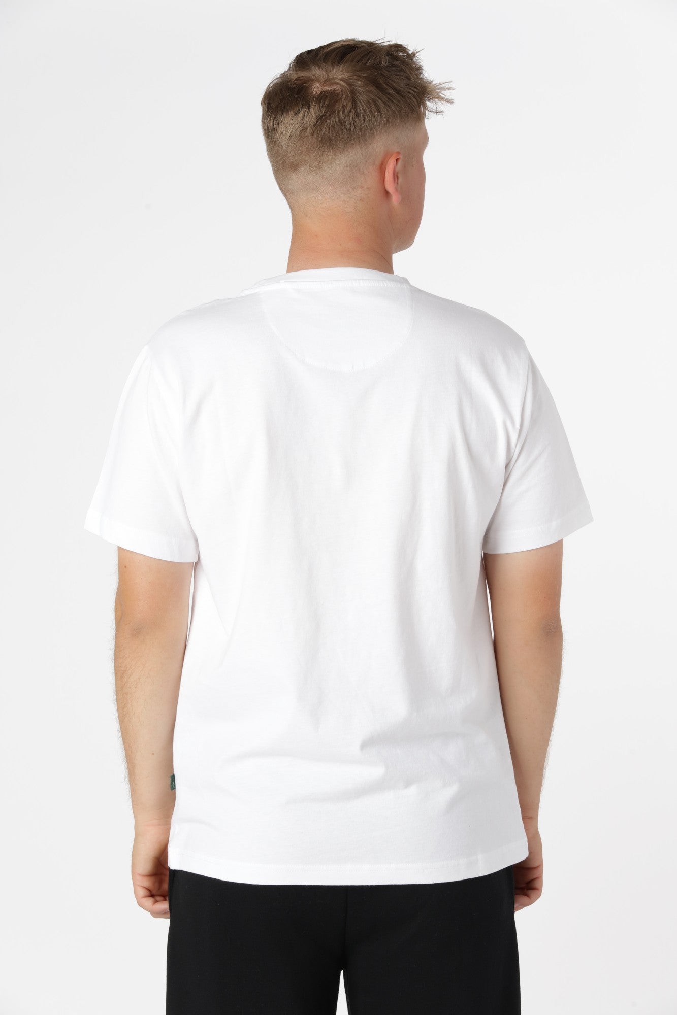 Timmi t-shirt i farven offwhite med lille brystbroderi og afbalanceret pasform.