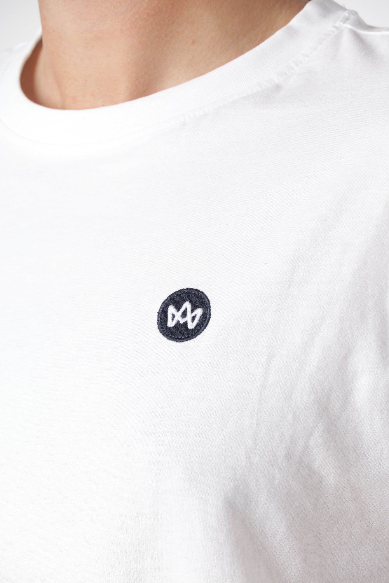 Timmi t-shirt i farven offwhite i slidstærkt økologisk bomuld, perfekt til jeans og skjorter.