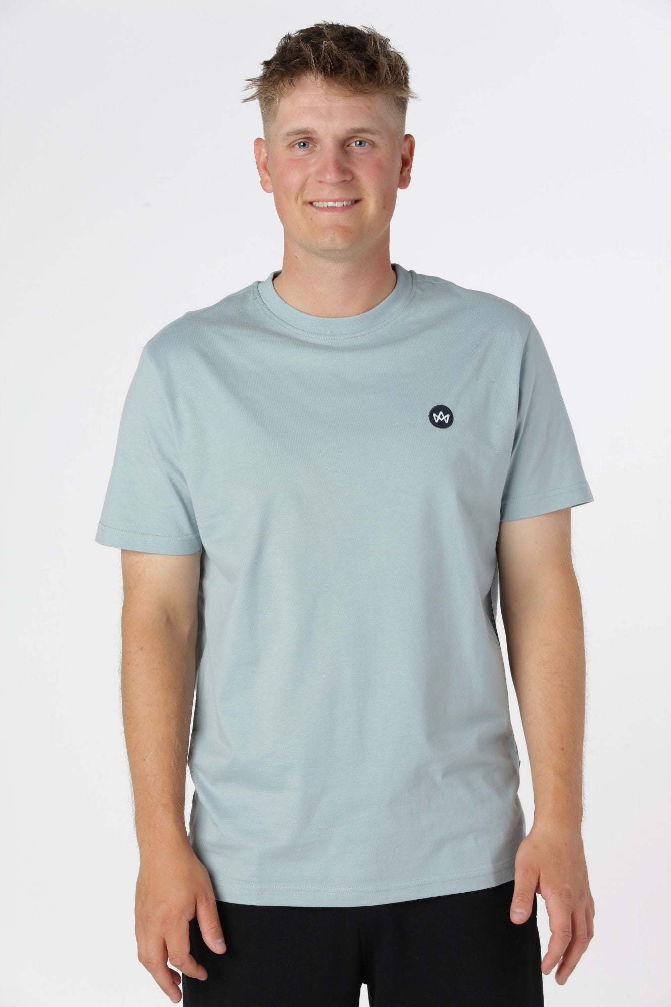 Klassisk og velsiddende Timmi t-shirt i farven Stone Blue med naturlig blød finish og diskrete detaljer.