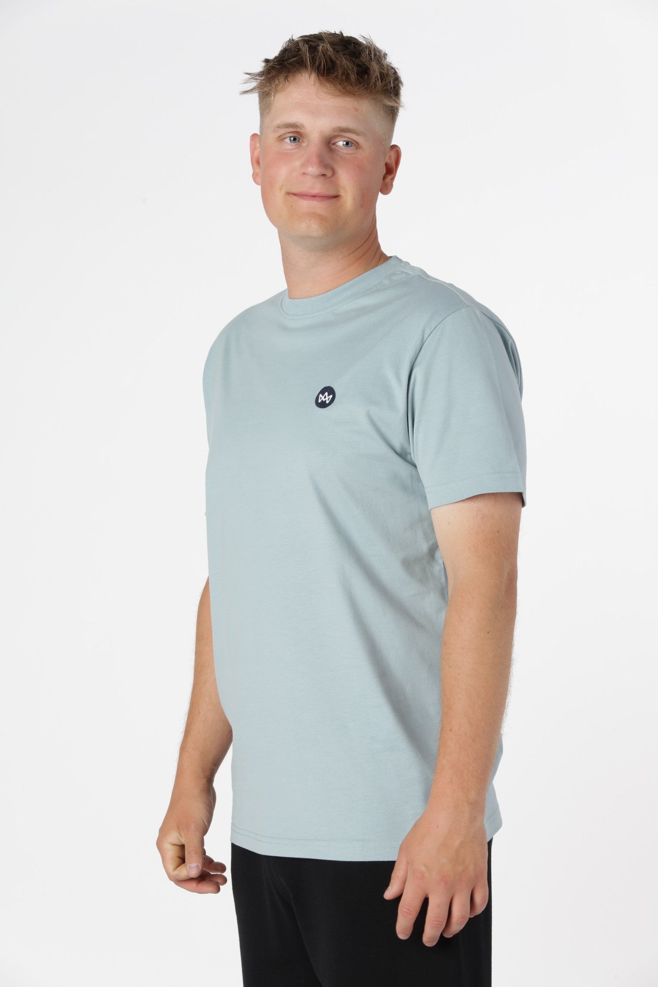 Timmi t-shirt i farven Stone Blue i slidstærkt økologisk bomuld, nem at style til lyse og mørke outfits.