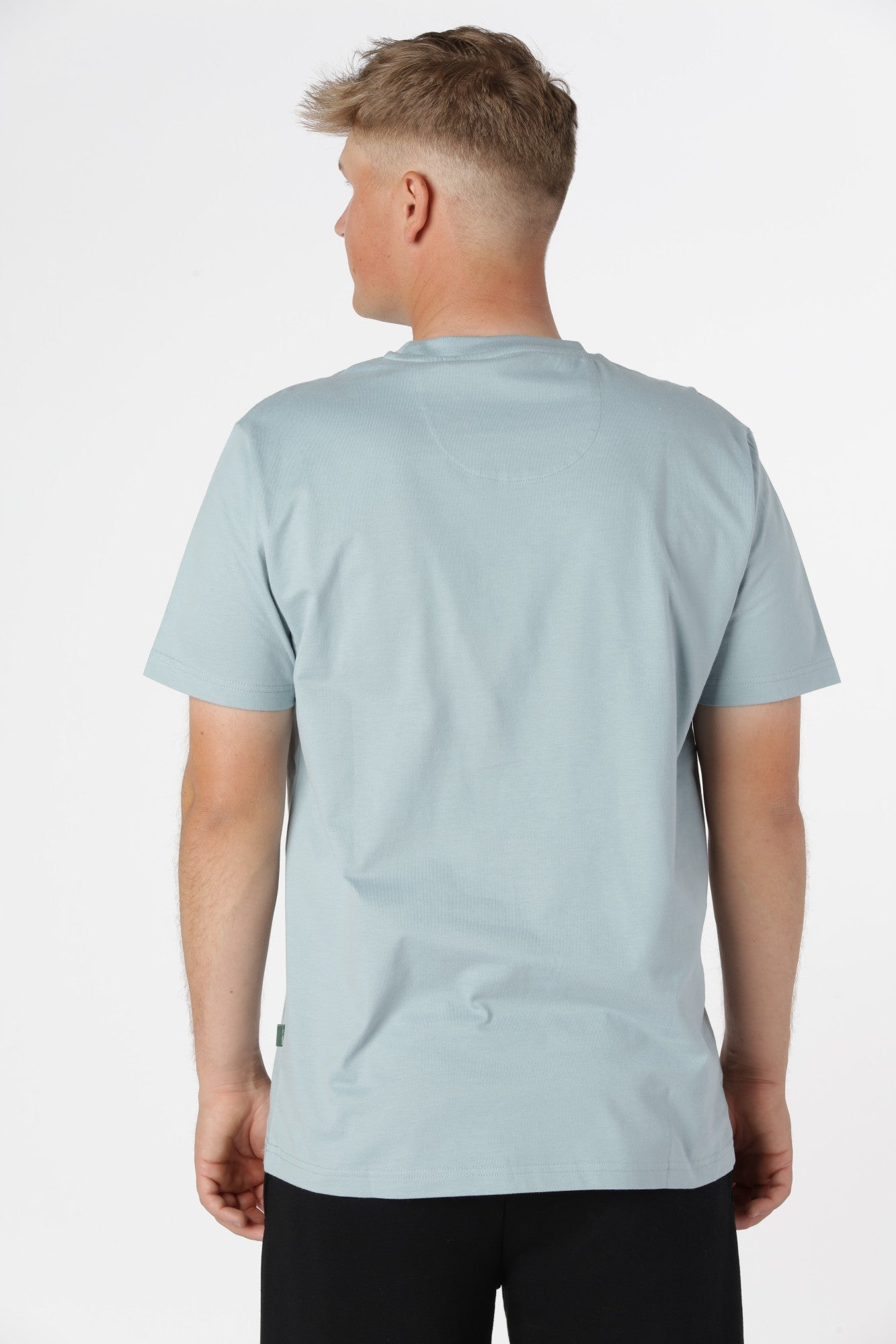 Timmi t-shirt i farven Stone Blue i 100% økologisk bomuld med klassisk pasform og blød komfort.