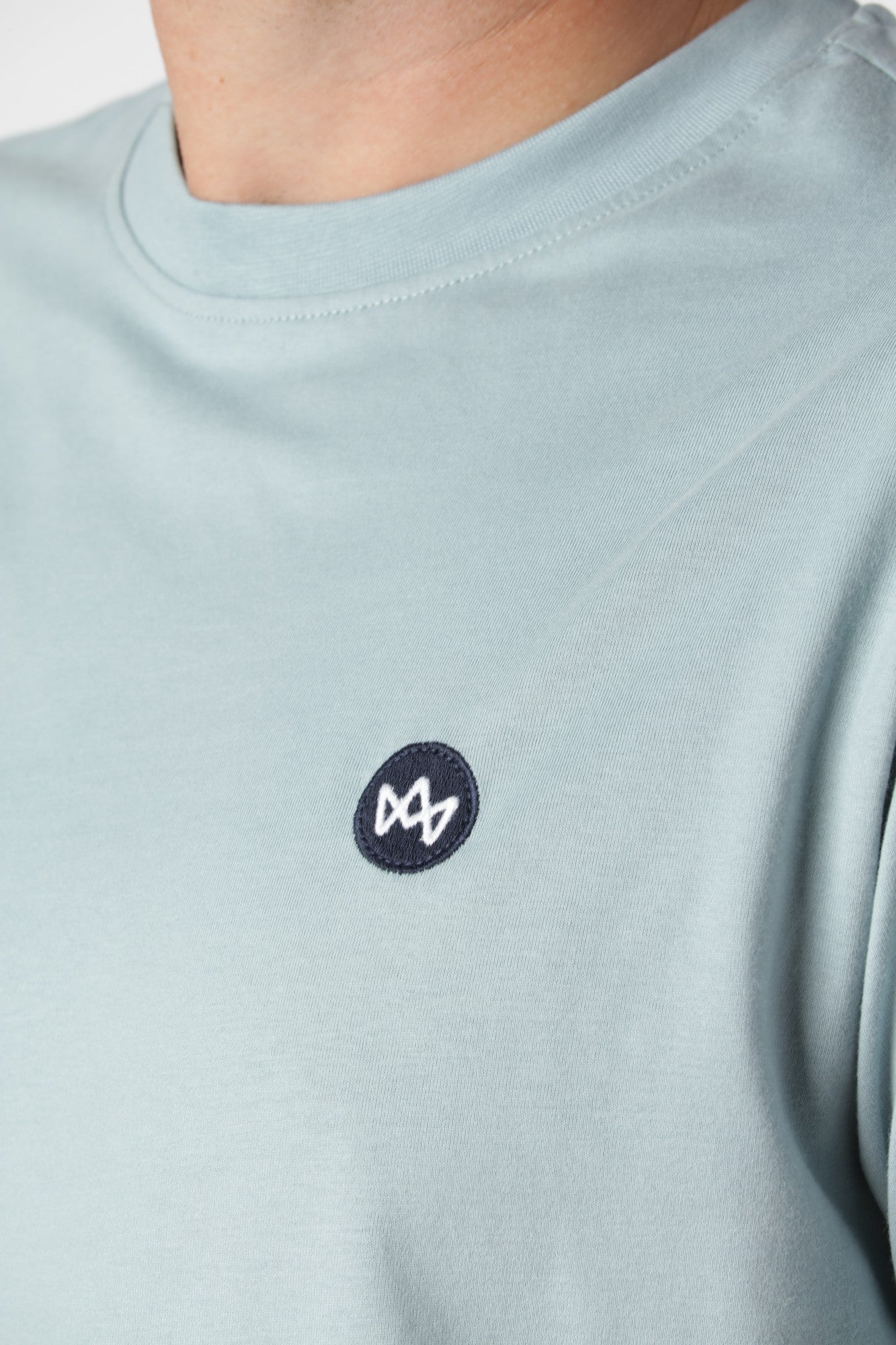 Stilren Timmi t-shirt i farven Stone Blue med afdæmpet lyseblå nuance og moderne udtryk.