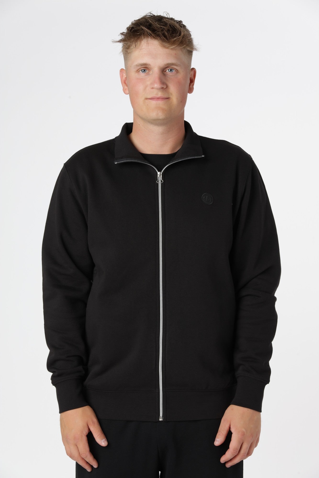 Kronstadt Zip-up i farven Sort med gennemgående lynlås og regular fit i tidløst design