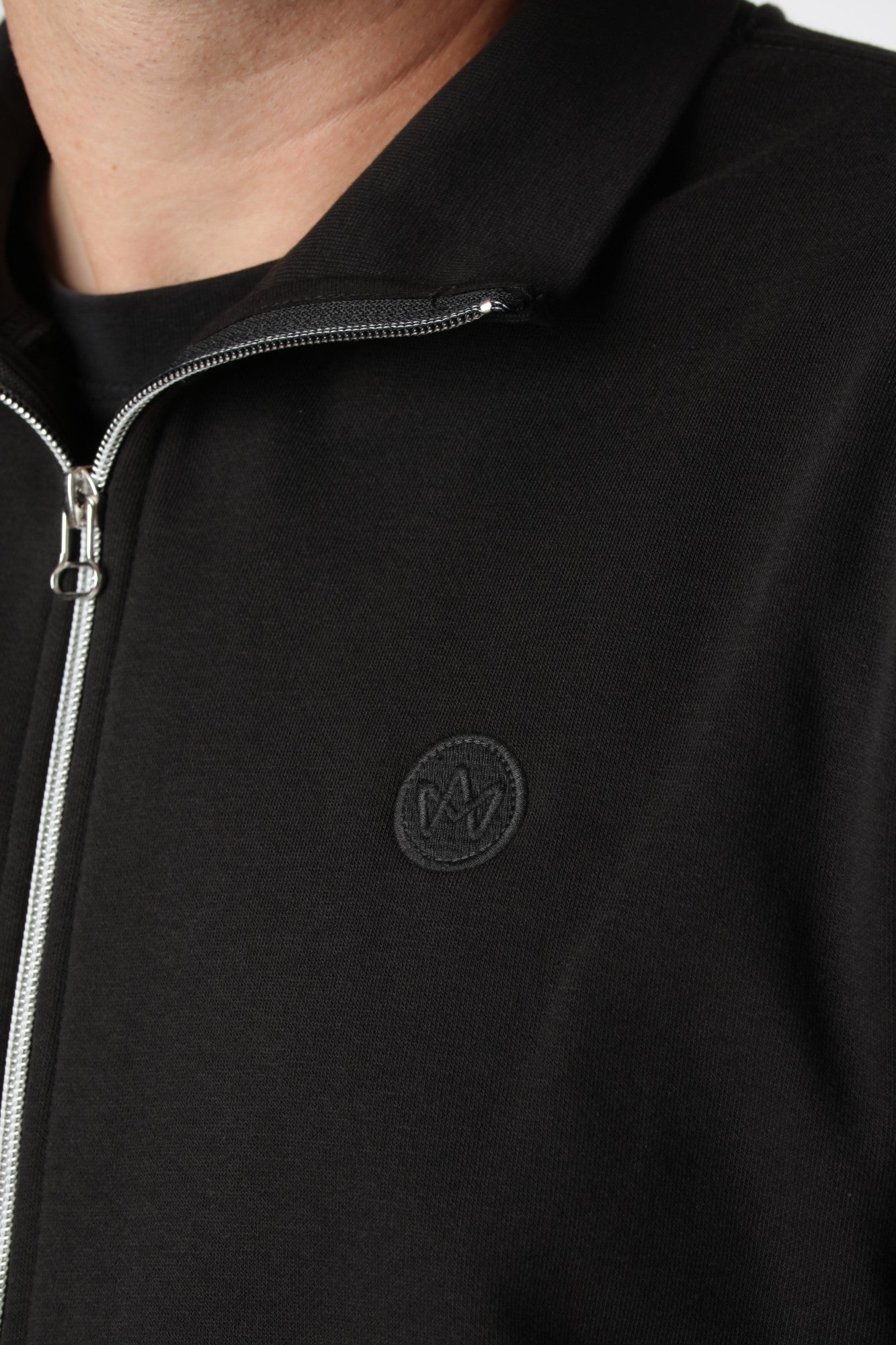 Kronstadt Zip-up i farven Sort, alsidig til både hverdagsbrug og mere velklædte anledninger