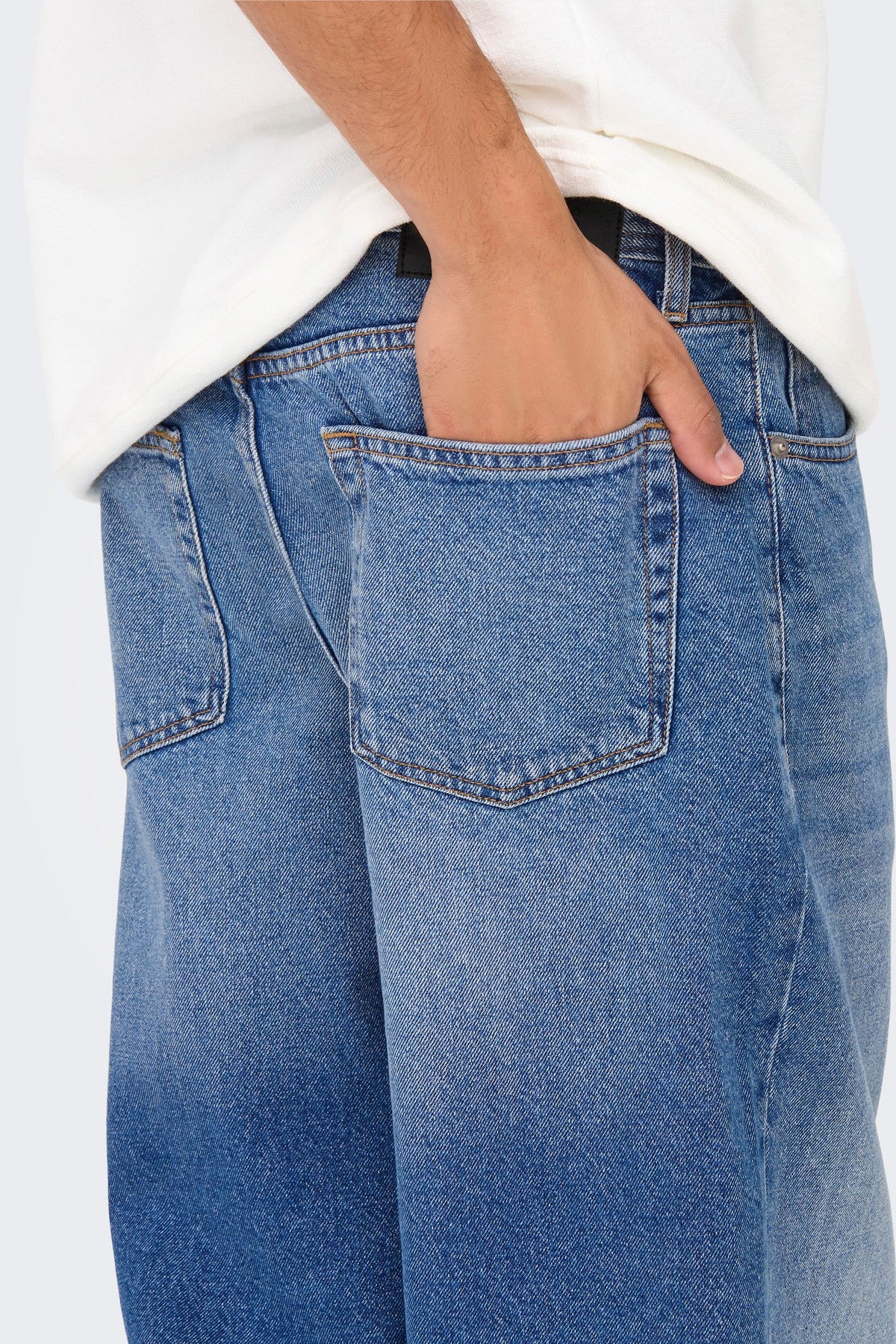 Baggy jeans i farven denim blue i slidstærk denim, der holder form og farve sæson efter sæson.