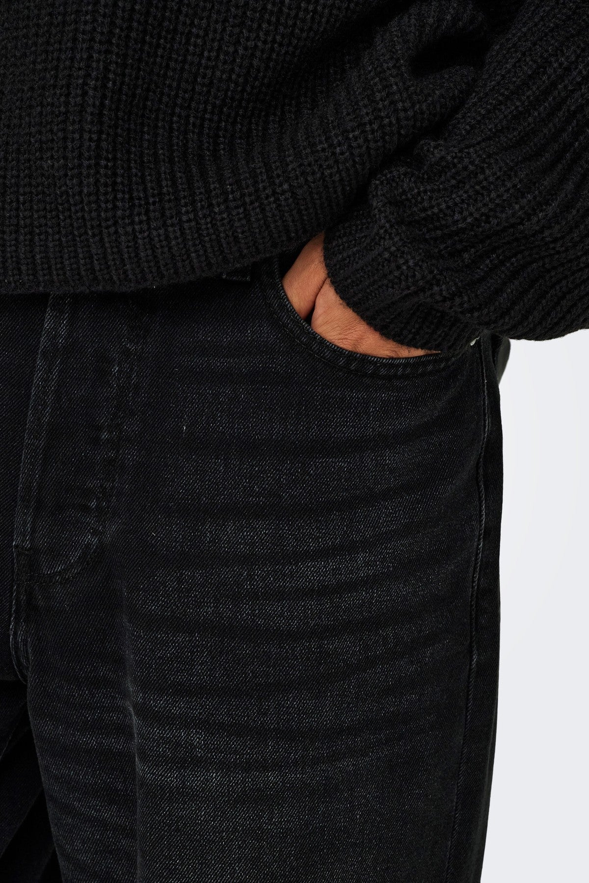 Baggy jeans i farven washed black med praktiske lommer og tidløst udtryk