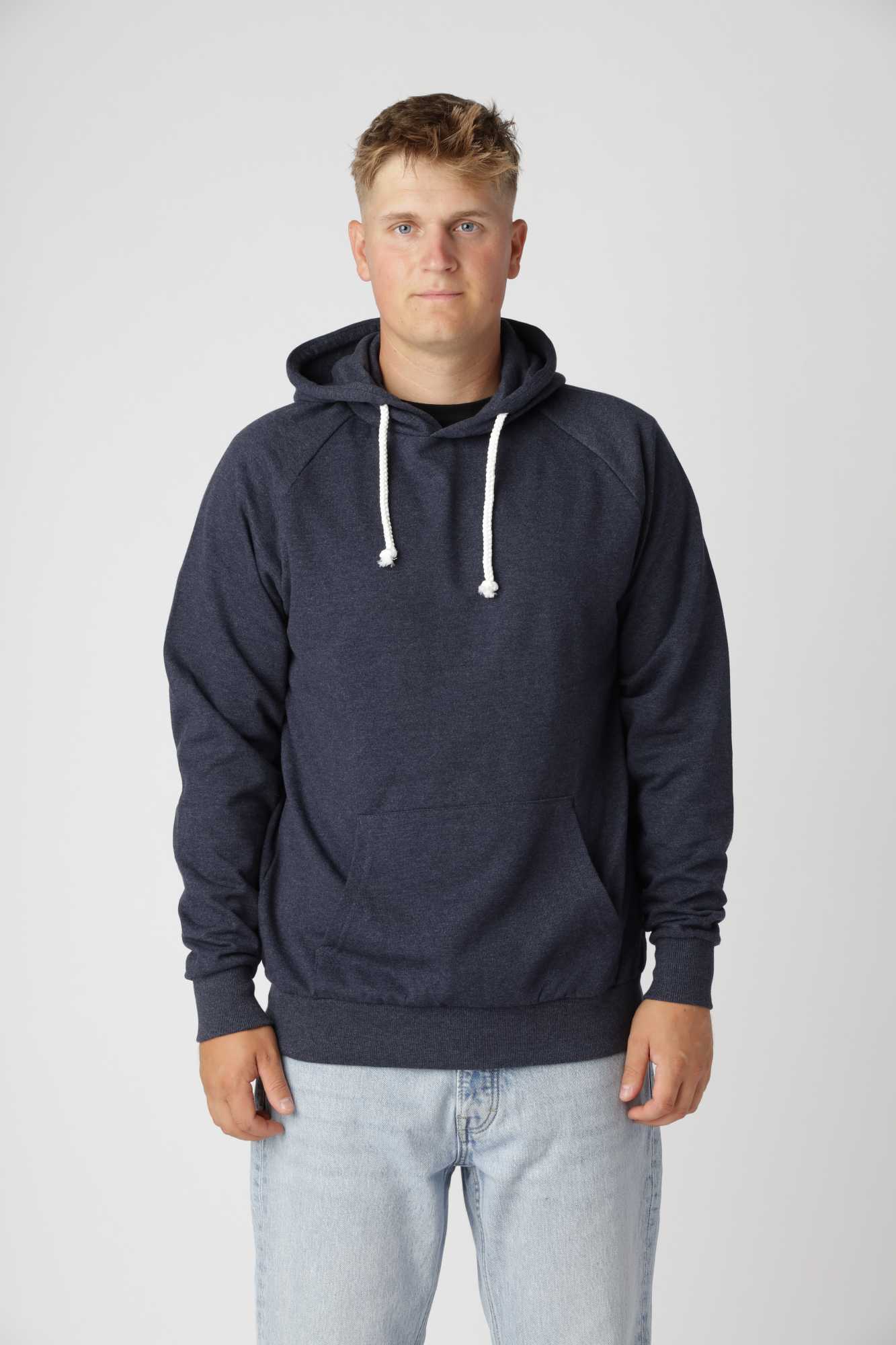 Basic hoodie i farven meleret blå med blød børstet inderside og regular fit til hverdagsbrug.