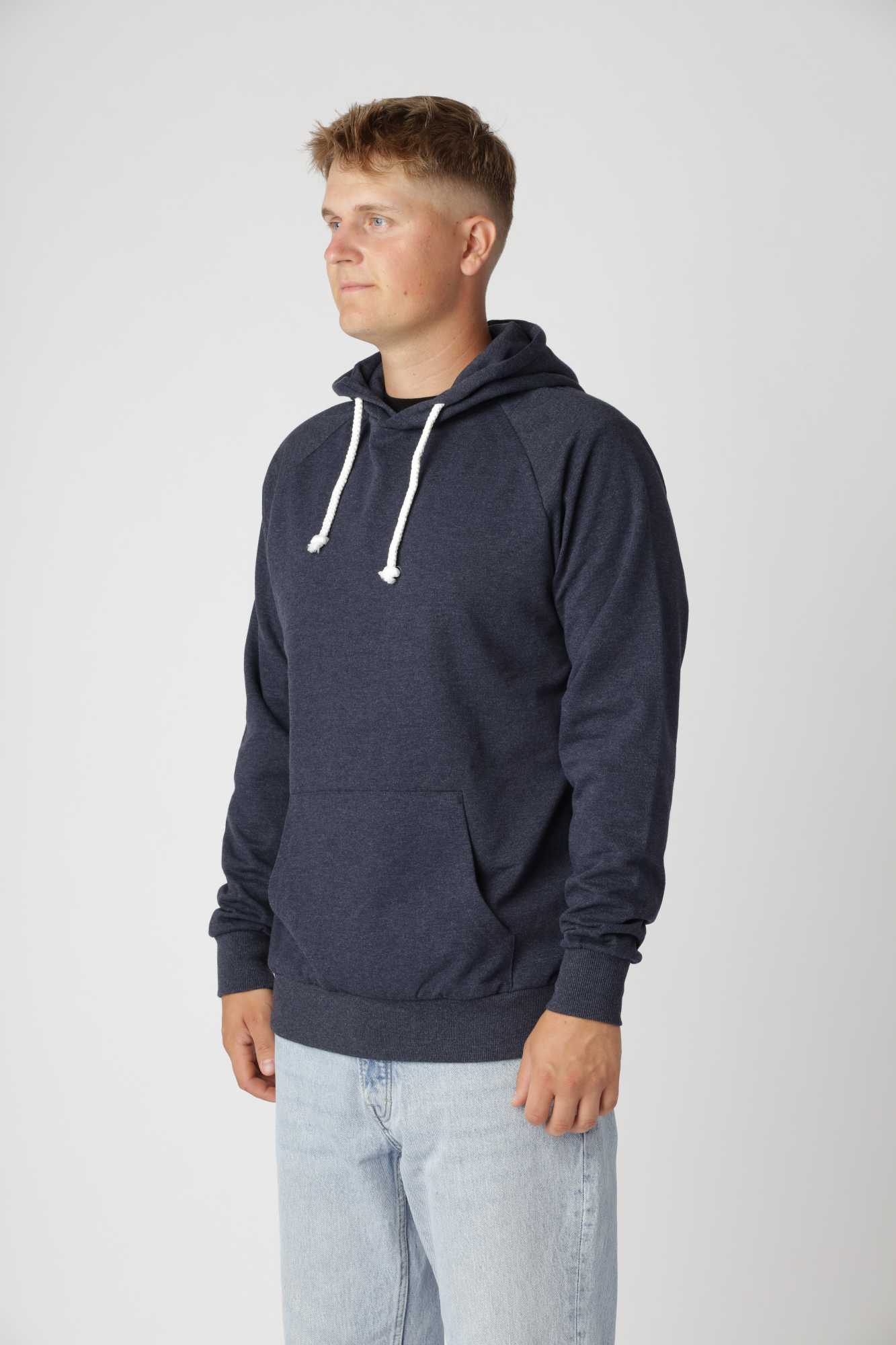 Tidløs basic hoodie i farven meleret blå med komfortabel pasform og moderne blå nuance.