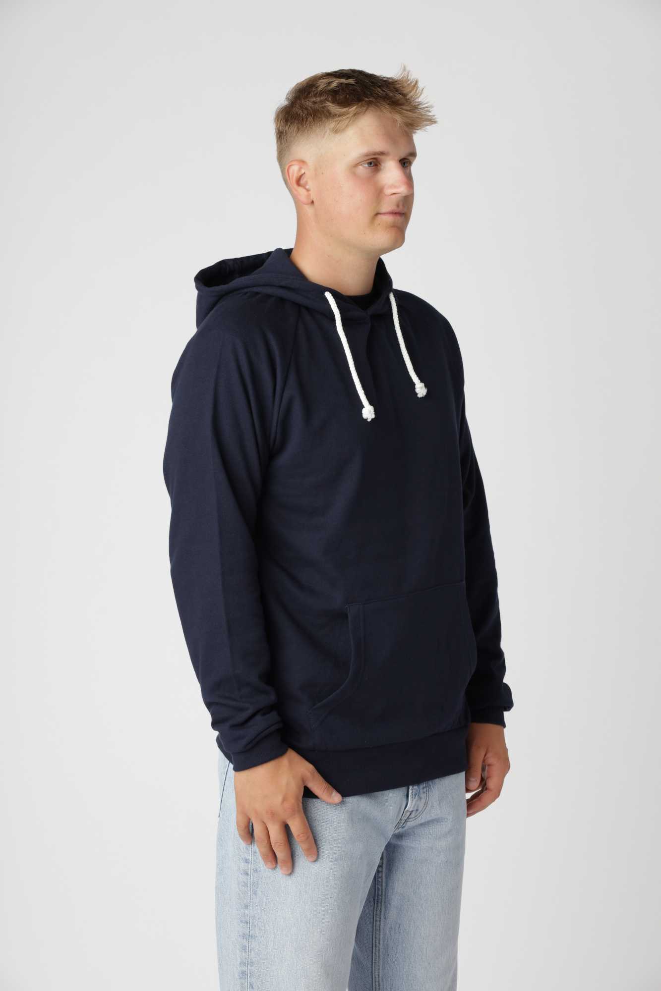 Tidløs basic hoodie i farven navy med dobbeltsyet hætte og holdbare ribkanter.