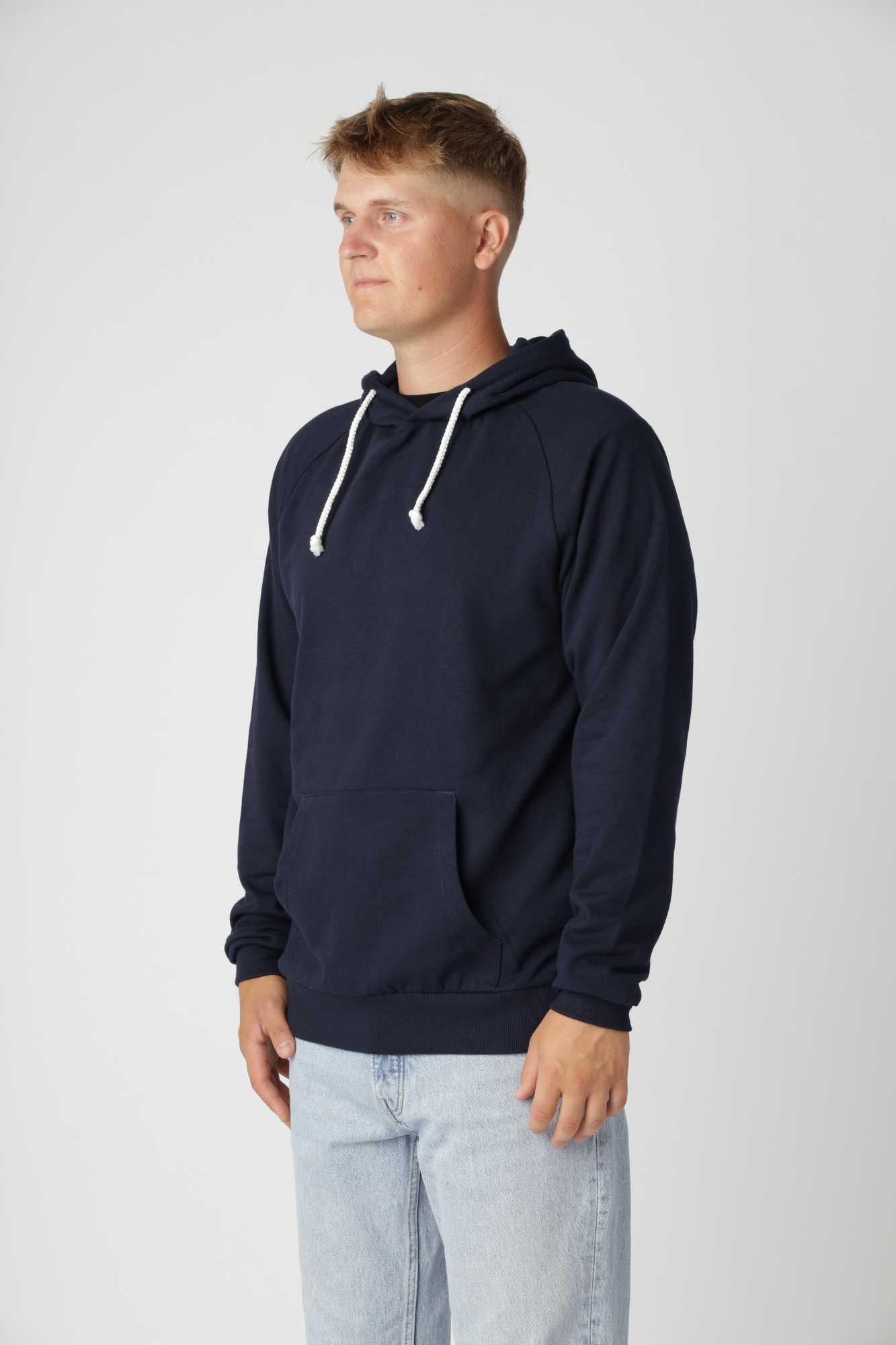 Alsidig basic hoodie i farven navy, perfekt til lag-på-lag eller alene som enkelt look.