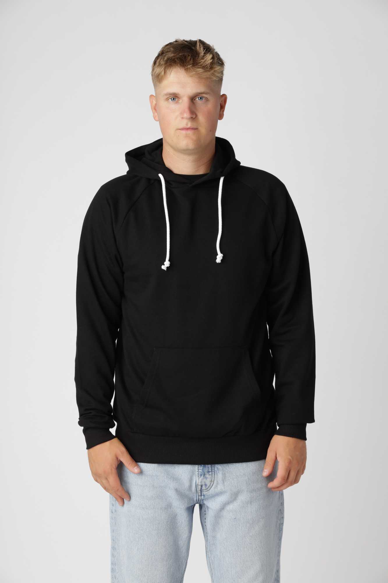 Sort basic hoodie med børstet inderside og behagelig regular fit til hverdagens brug.