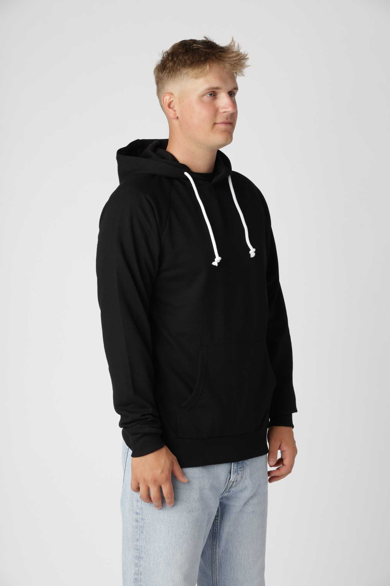 Klassisk sort basic hoodie med dobbeltsyet hætte og holdbare ribkanter.