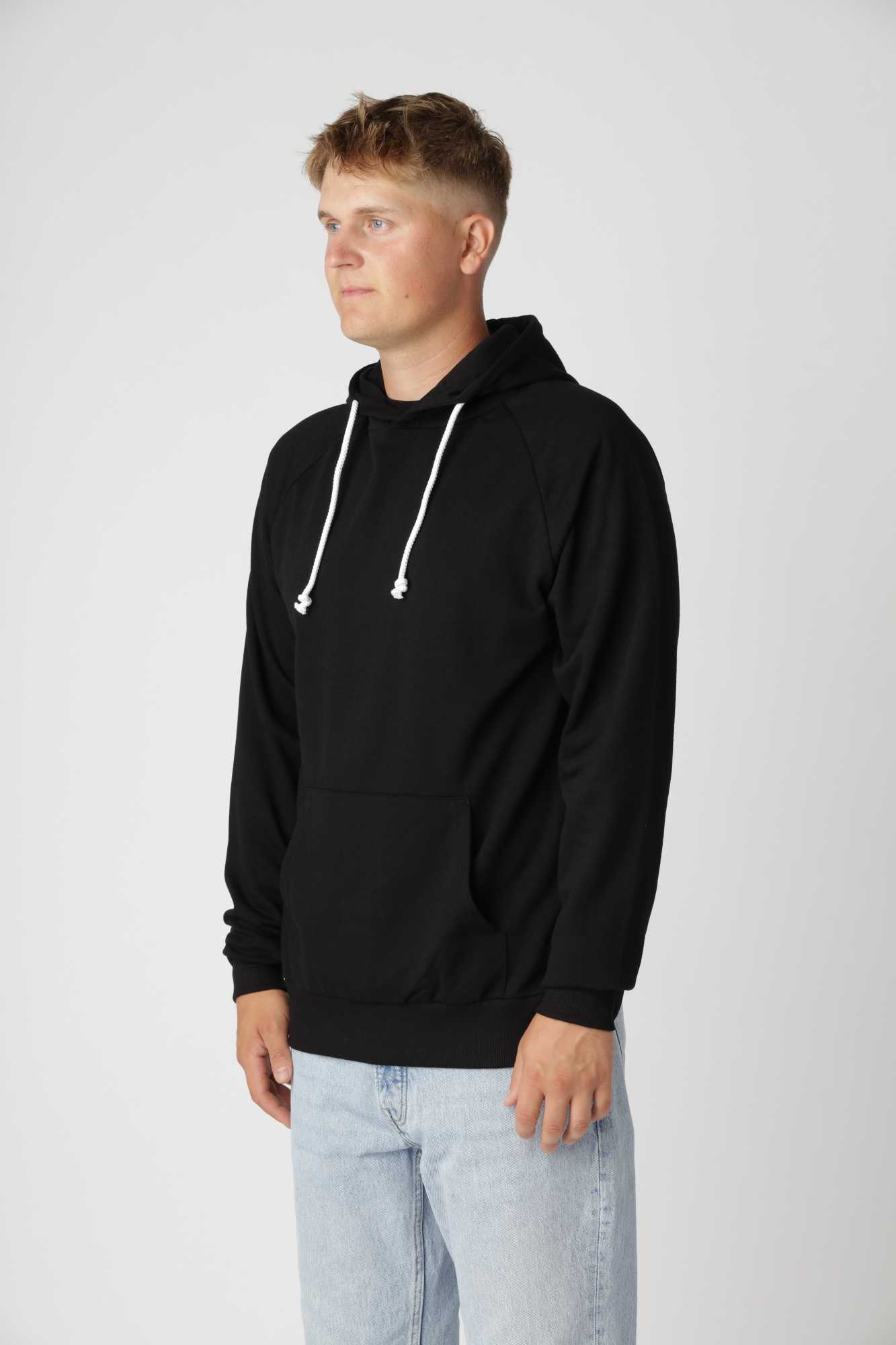 Sort basic hoodie i blød bomulds-polyester blanding med minimalistisk design.