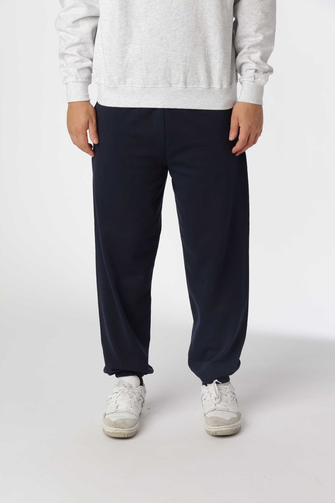Regular sweatpants i farven navy med afslappet pasform og elastisk talje med snøre.