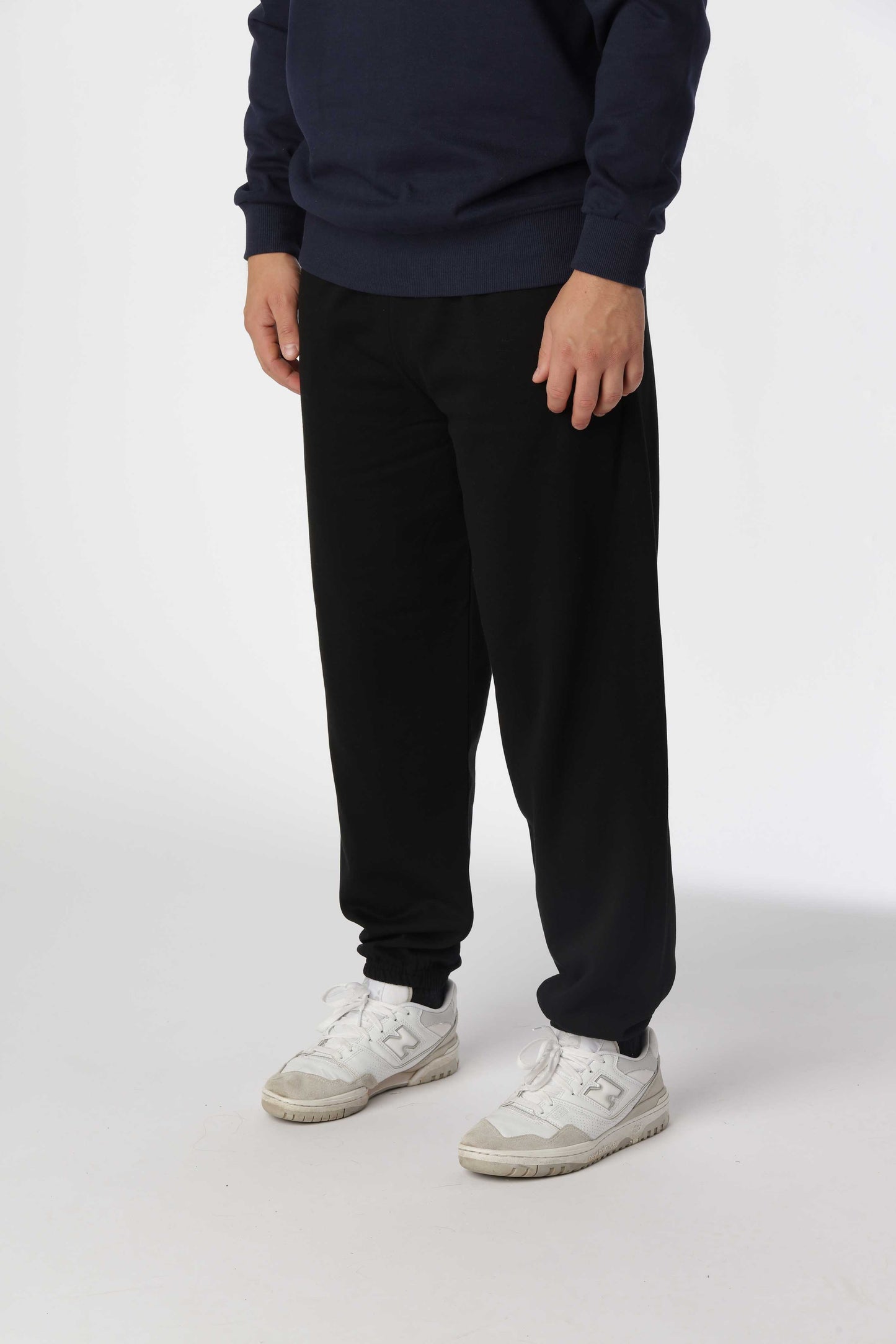 Tidsløse Regular sweatpants i farven sort med klassisk snit og praktiske sidelommer.