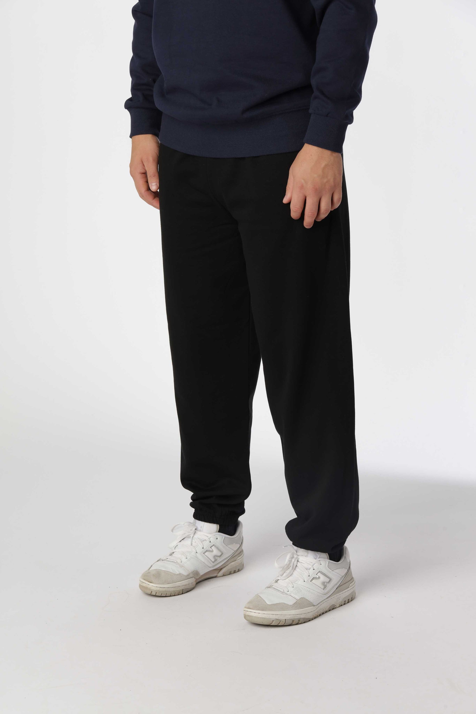 Tidsløse Regular sweatpants i farven sort med klassisk snit og praktiske sidelommer.