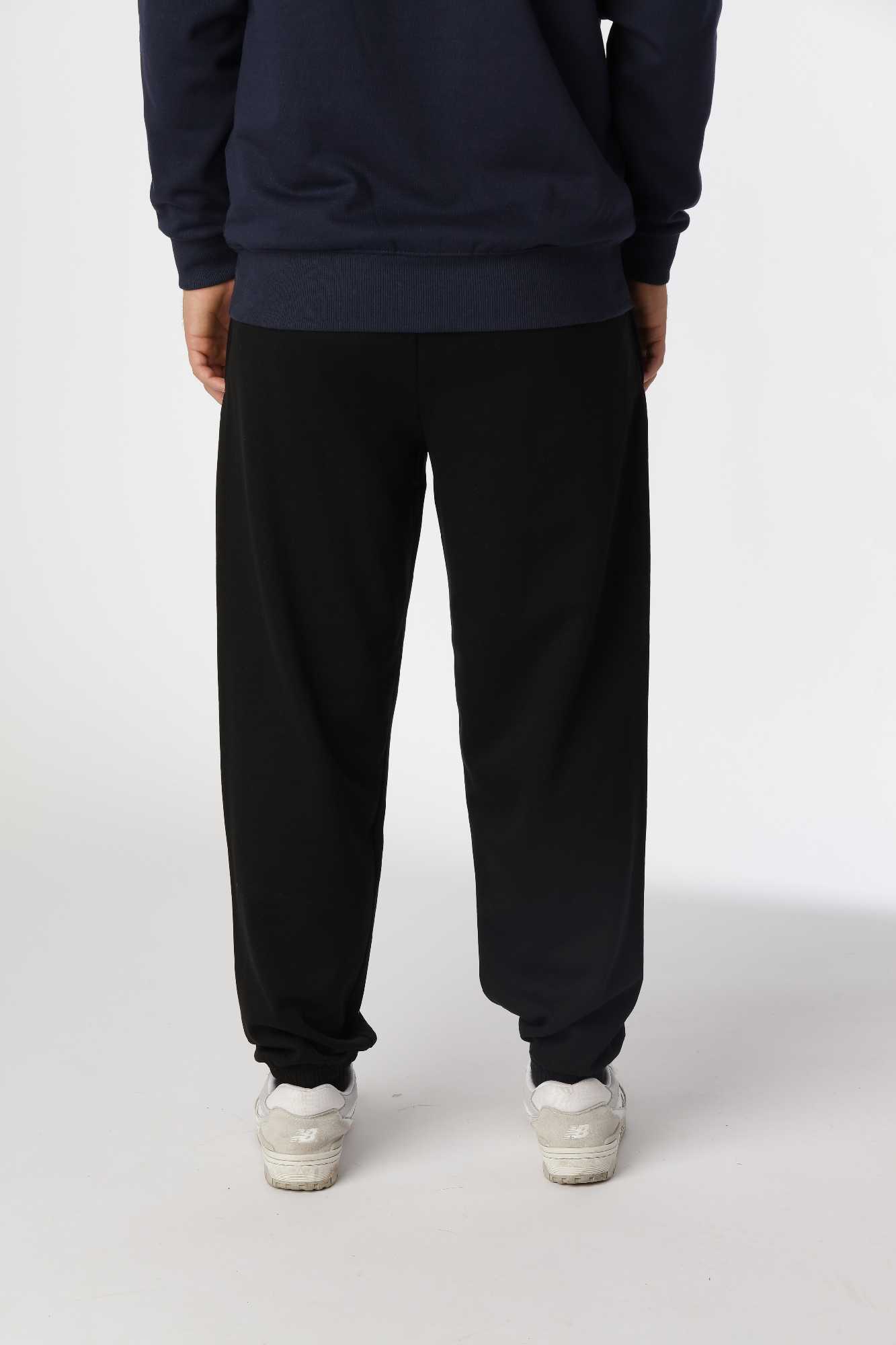 Regular sweatpants i farven sort, der holder form og farve vask efter vask.