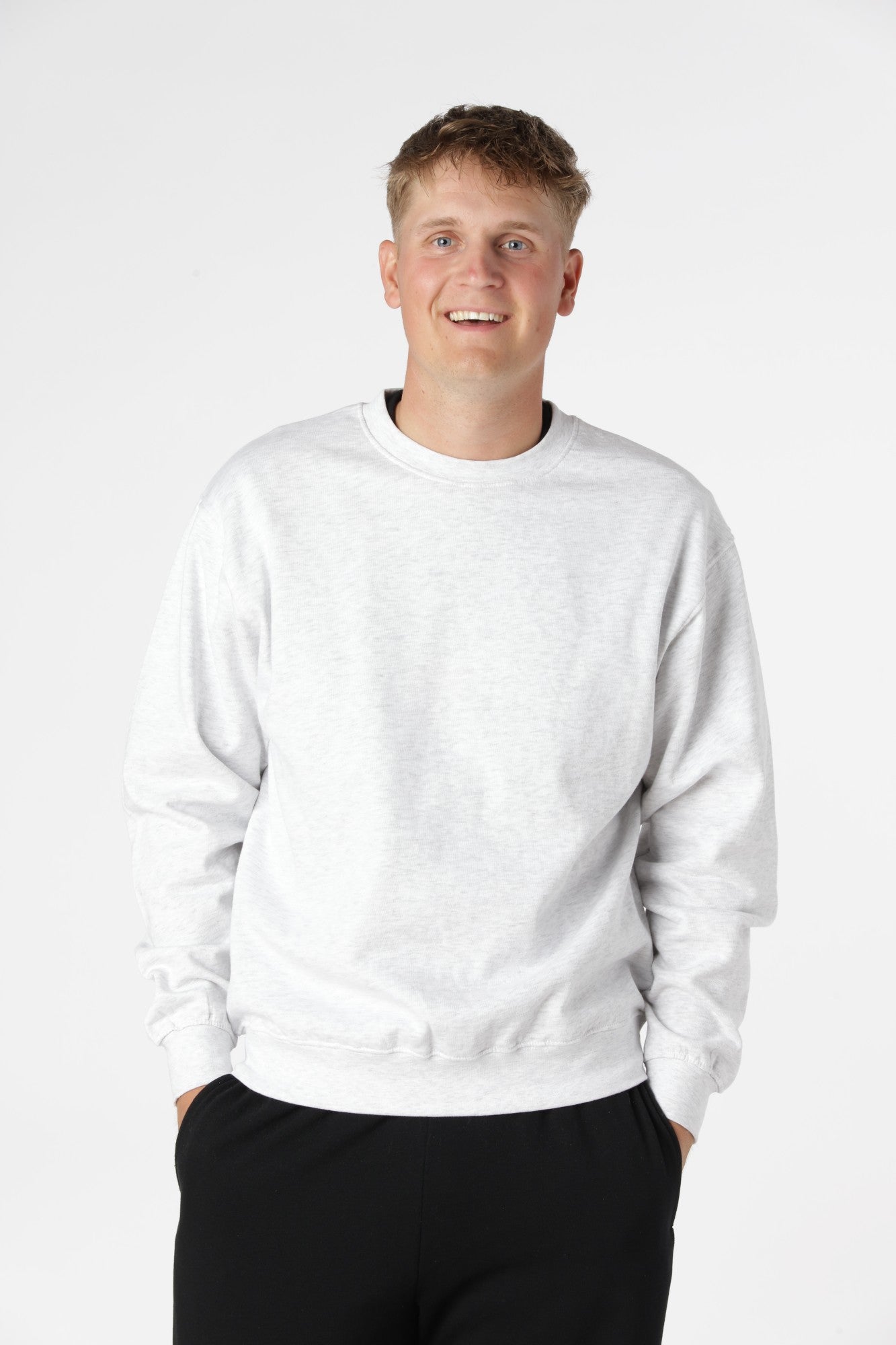 Classic sweatshirt i Grå med afslappet pasform og rund hals til alsidig hverdagsbrug