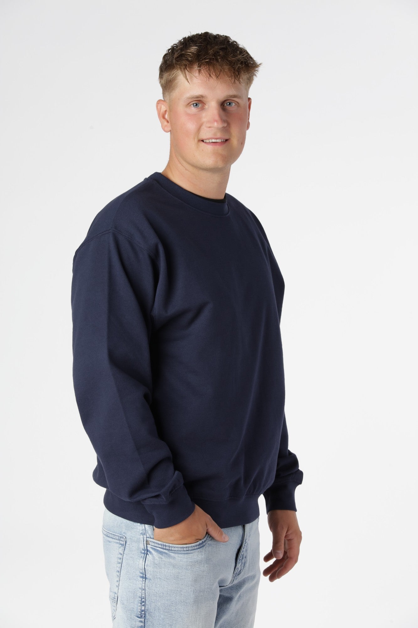 Classic sweatshirt Navy i stilren mørkeblå farve, der passer til både jeans og chinos