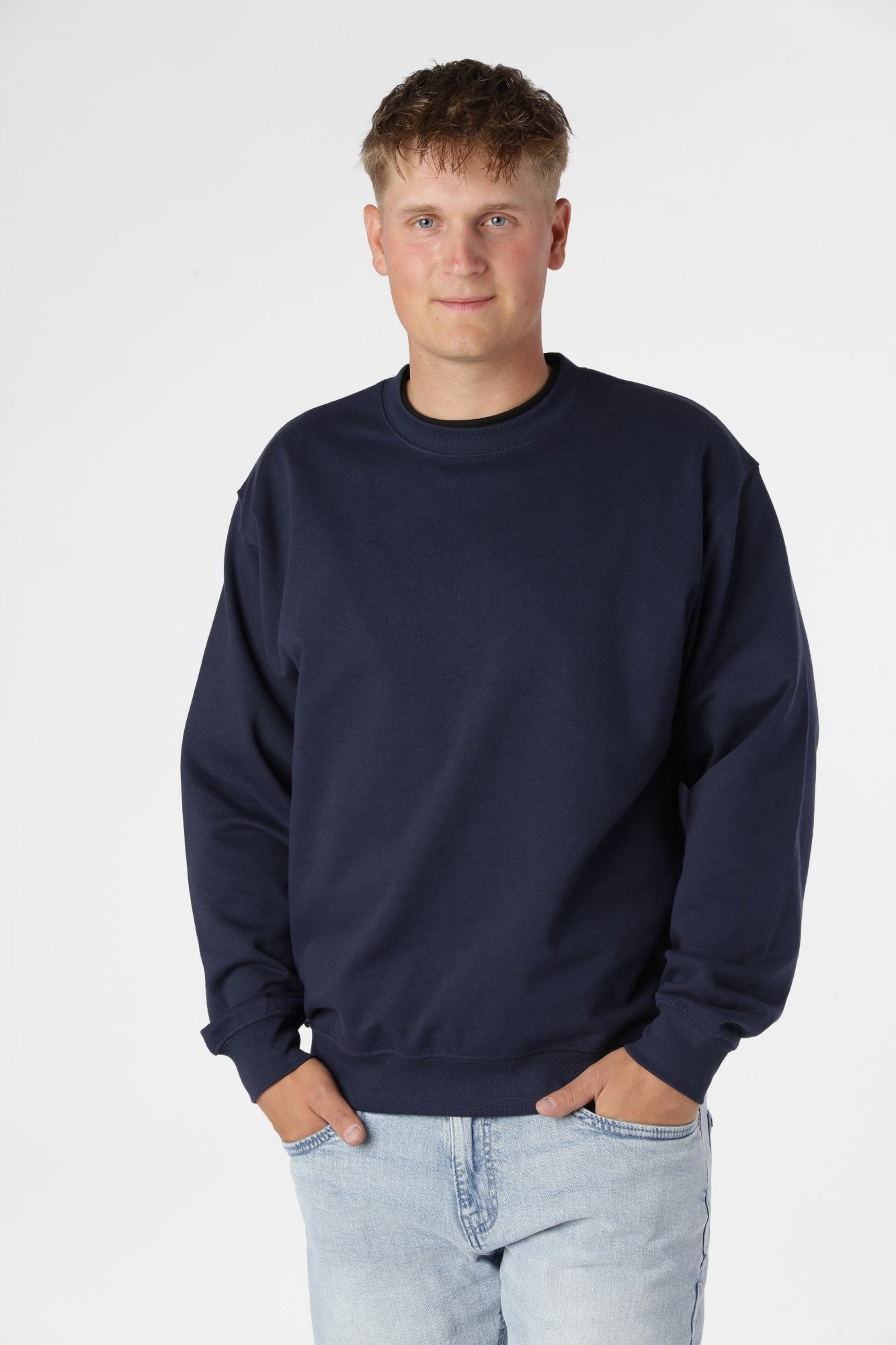 Classic sweatshirt Navy i blød bomulds- og polyesterblanding med slidstærk kvalitet til hverdagsbrug