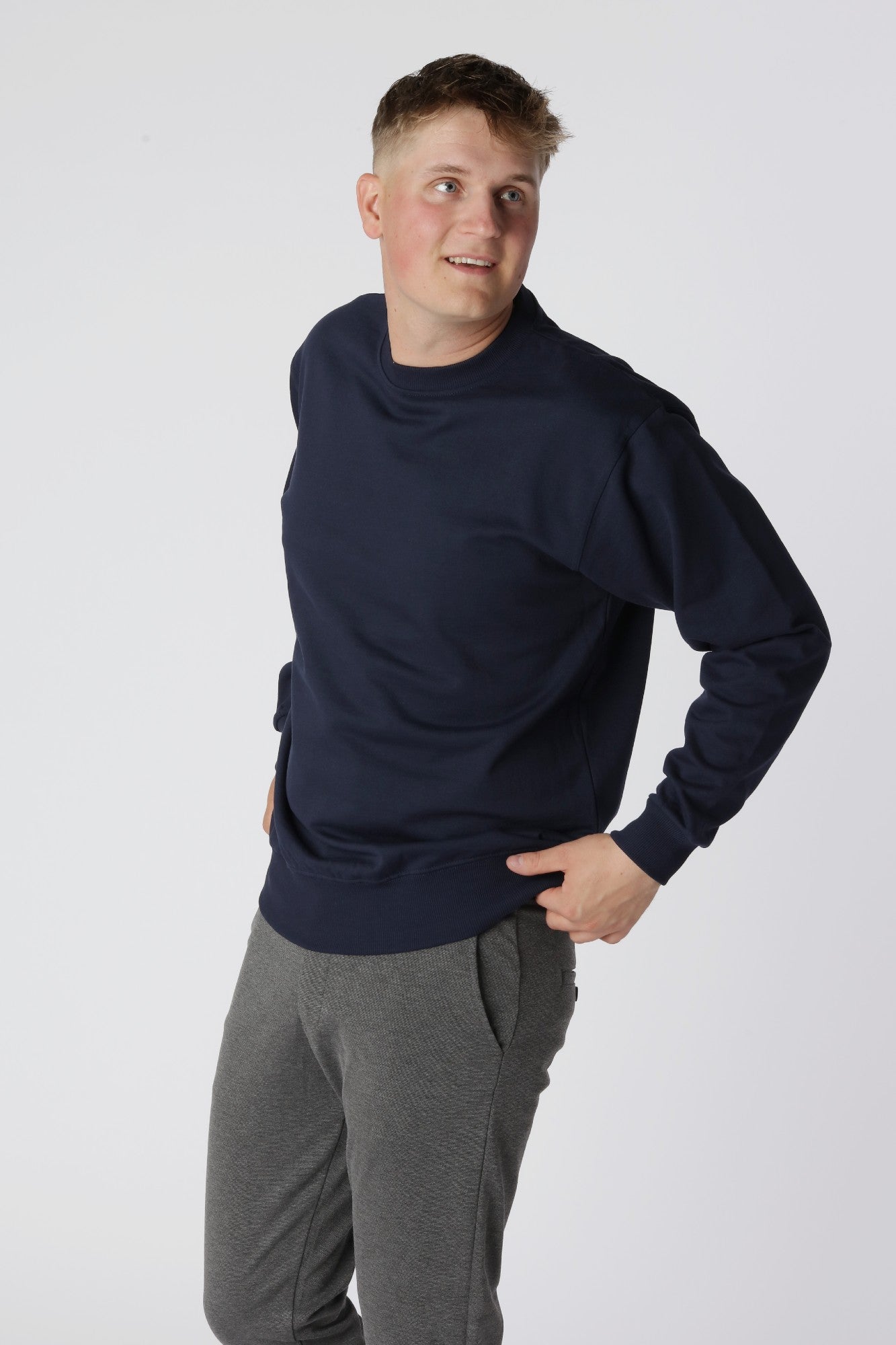 Essential sweatshirt i farven Navy med tidløst, mørkeblå design der passer til alt i garderoben