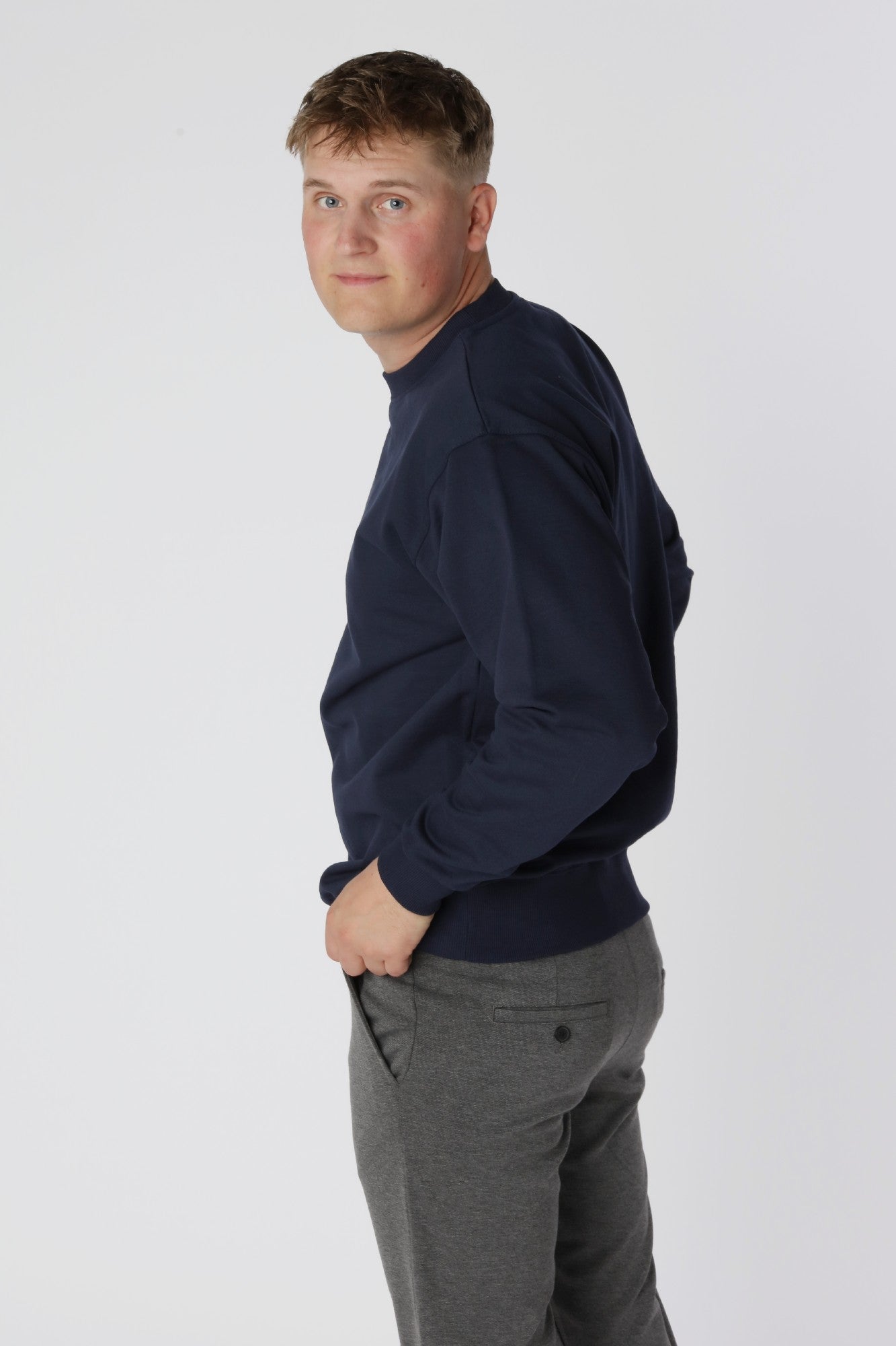 Langtidsholdbar Essential sweatshirt i farven Navy med kraftig kvalitet og behagelig inderside