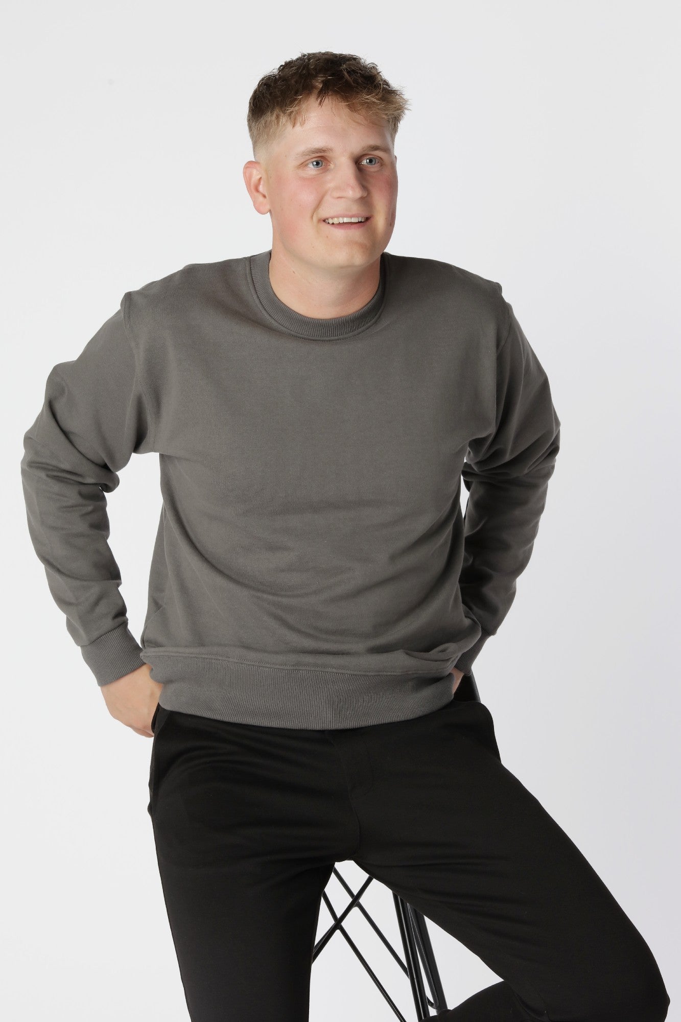 Tidløs Essential sweatshirt i farven Steel Grey, der holder formen vask efter vask