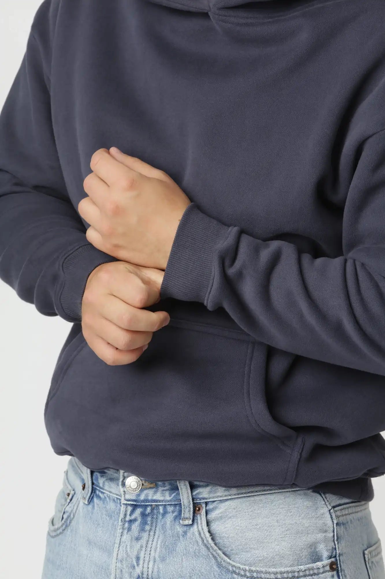 Premium hoodie i farven navy i blød bomuld-polyesterblanding, formstabil og slidstærk