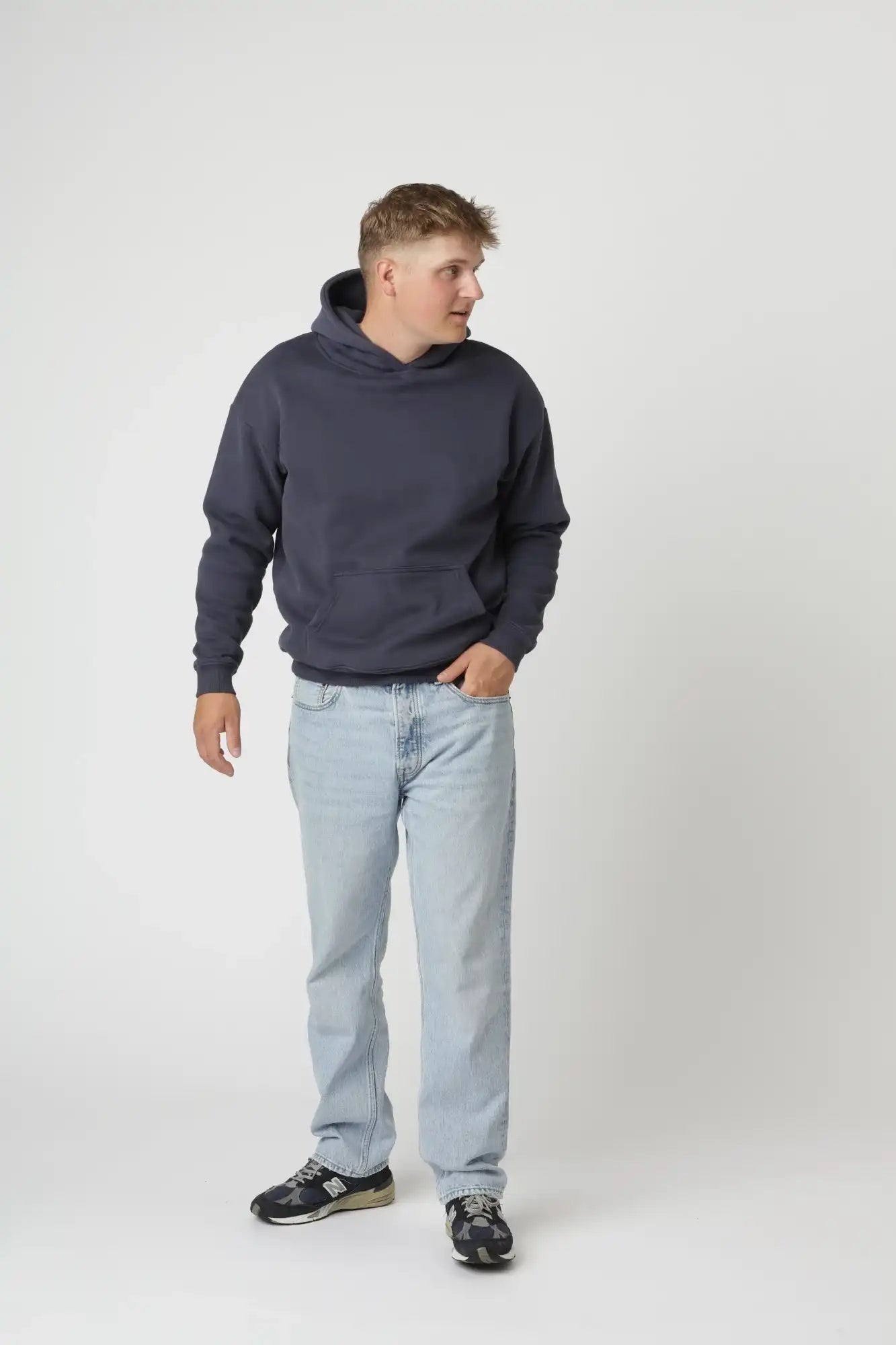 Navy Premium hoodie med lommer og struktureret hætte til alsidig styling