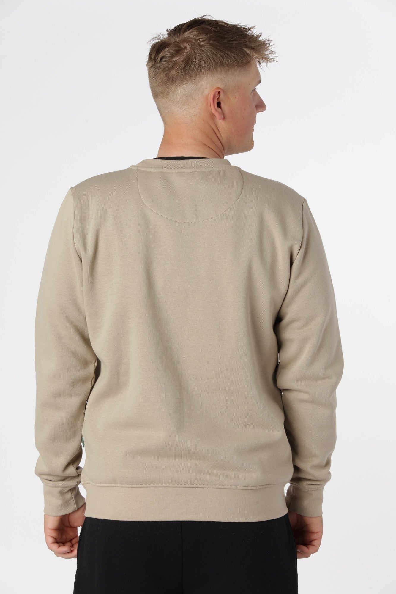 Kronstadt sweatshirt i Chinchilla i økologisk bomuld og genanvendt polyester med blød og holdbar kvalitet.