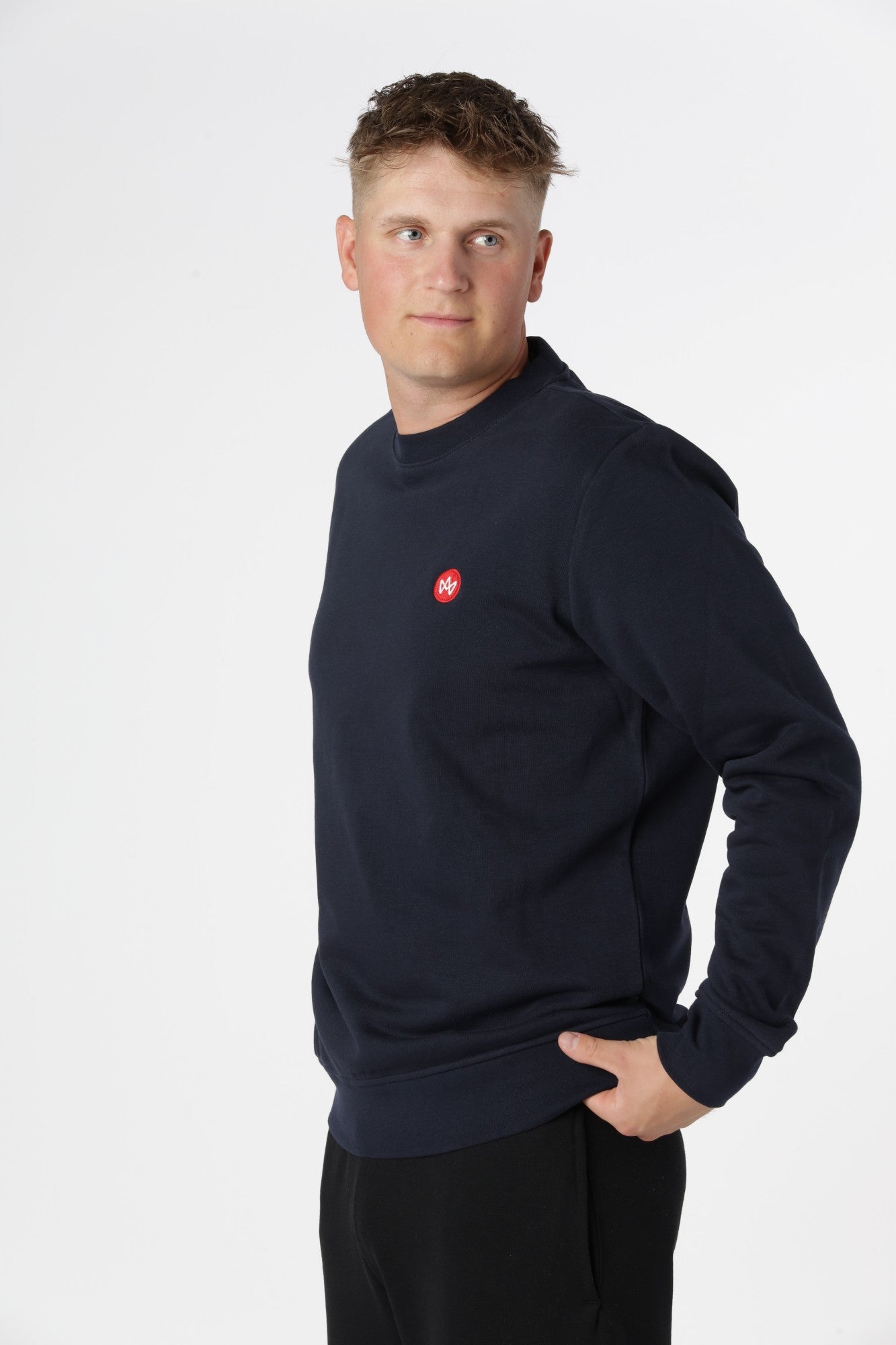 Kronstadt sweatshirt i Sky Captain i økologisk bomuld og genanvendt polyester med blød, holdbar kvalitet.