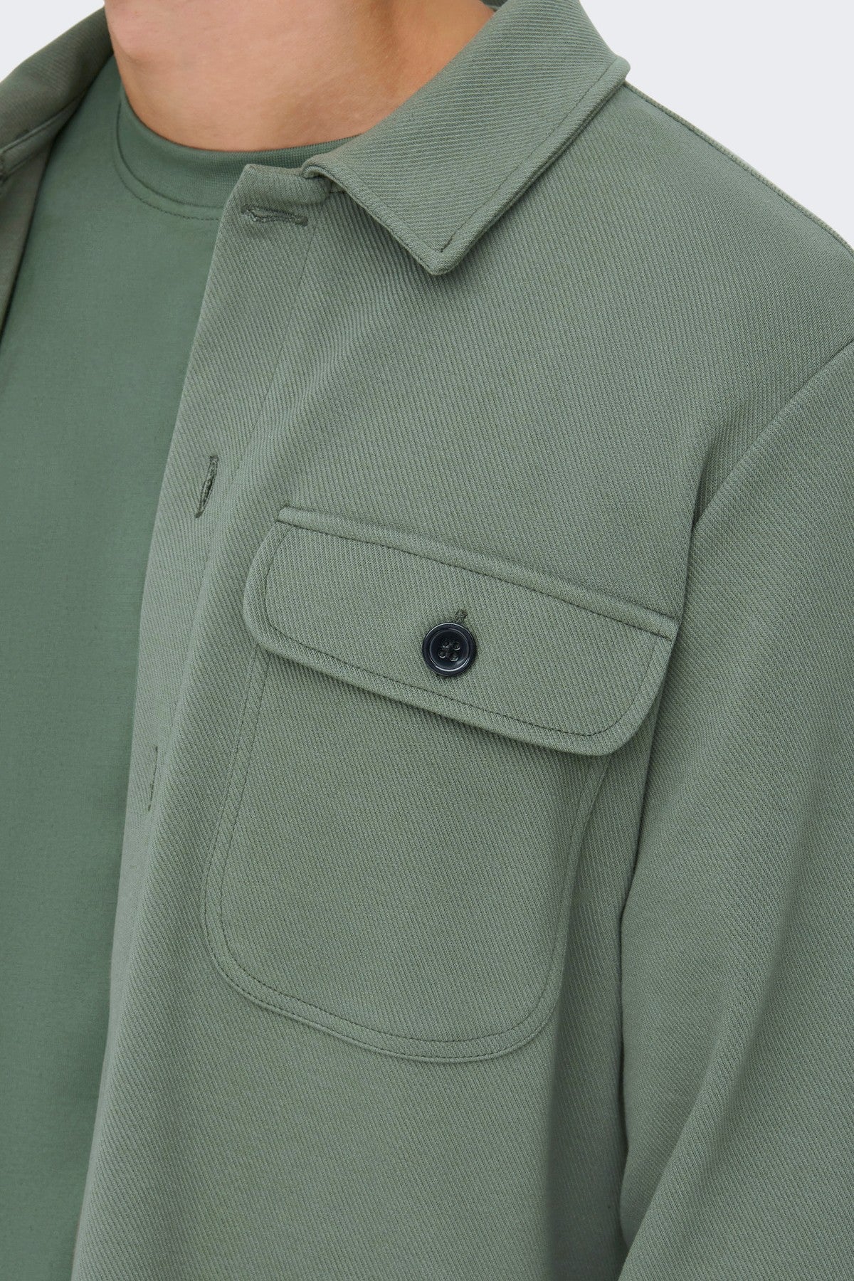 Stilren Overshirt ONSNEWKODYL i farven Caster Gray med brystlomme og fuld knaplukning.