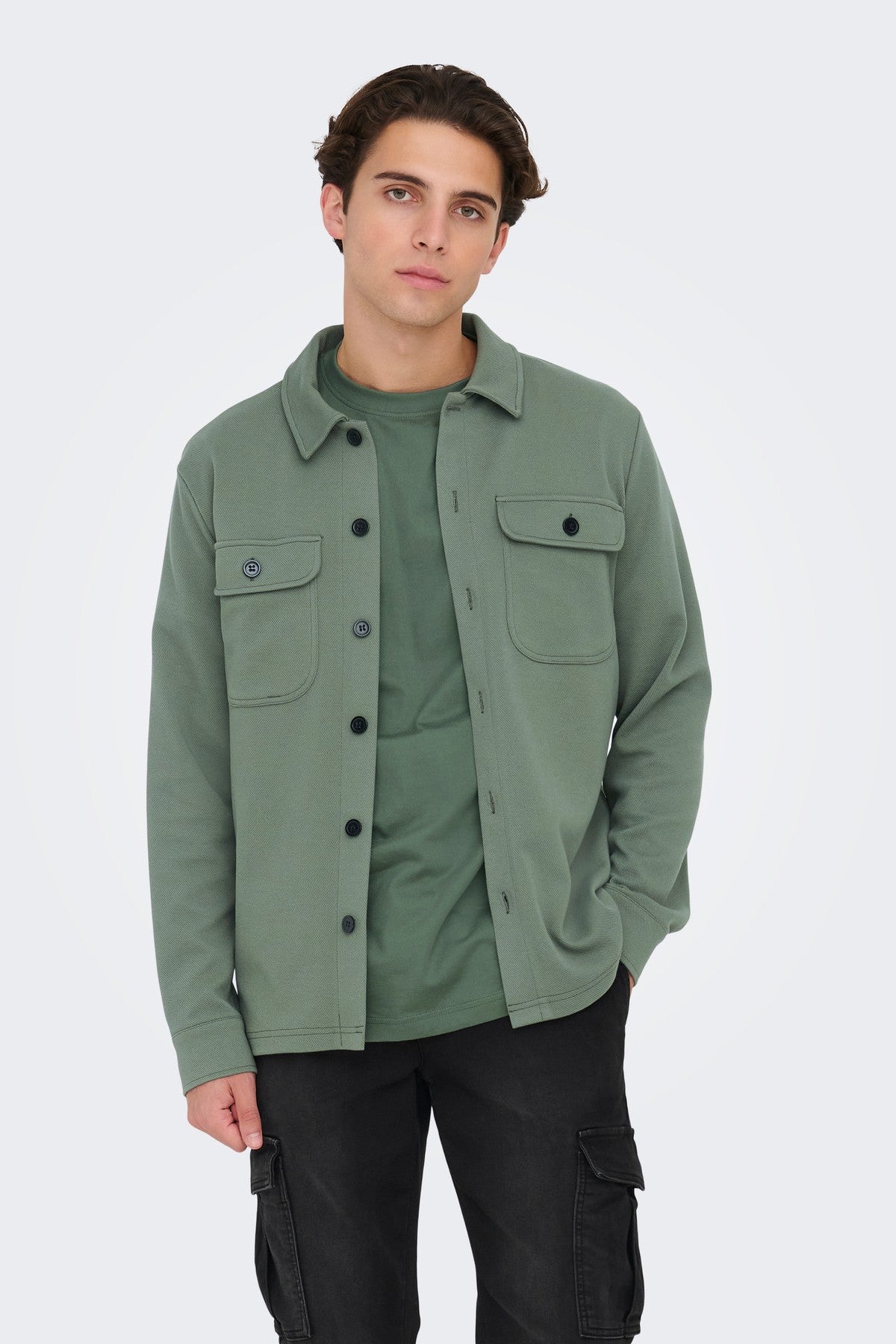Overshirt ONSNEWKODYL i farven Caster Gray i olivengrøn nuance, ideel til lag-på-lag styling.