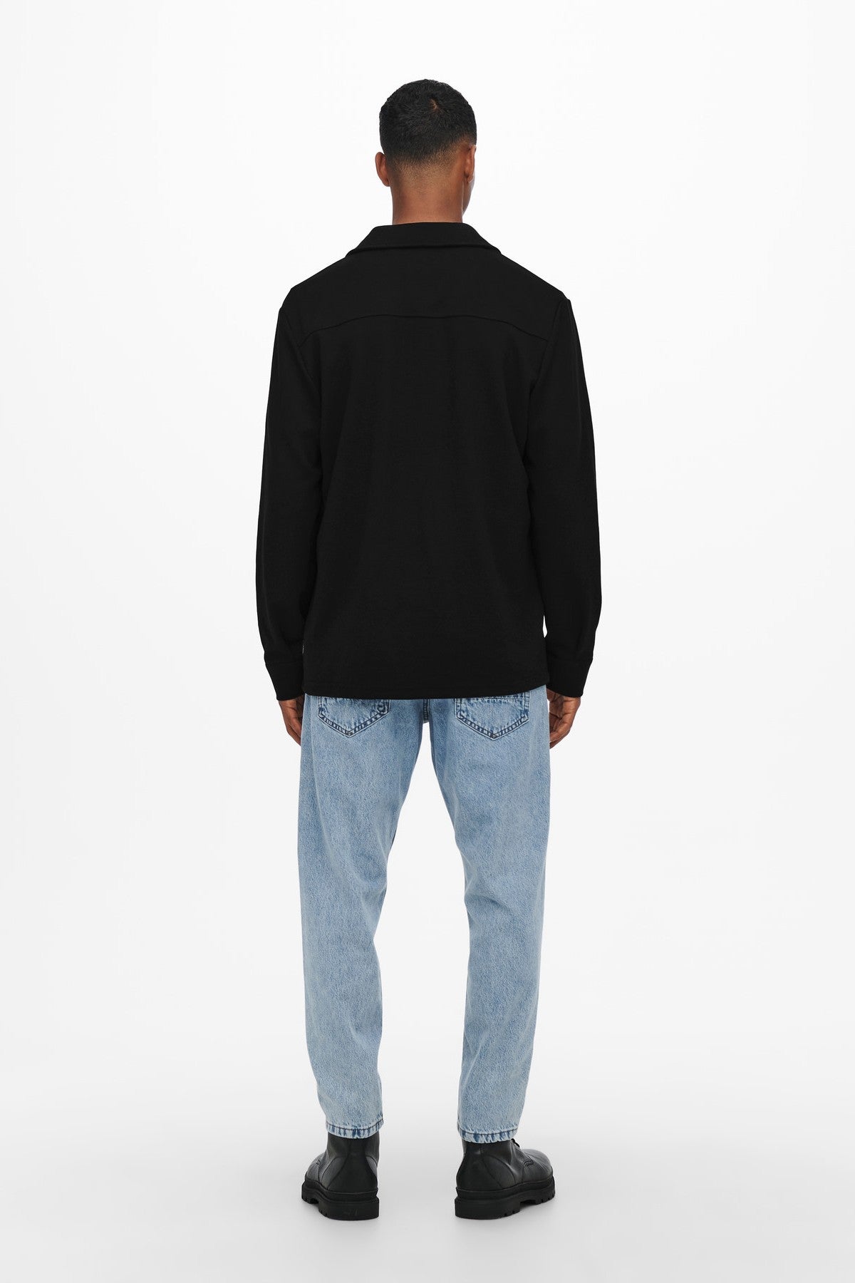 Komfortabel Overshirt ONSNEWKODYL i farven Sort lavet af genanvendt polyester og viskose.