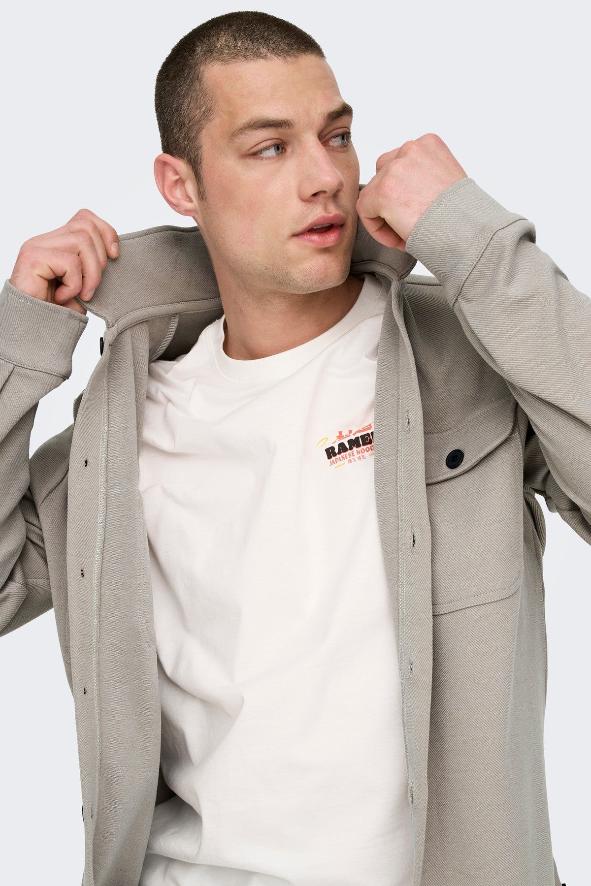 Alsidig Vintage Khaki ONSNEWKODYL overshirt med brystlomme og fuld knaplukning.